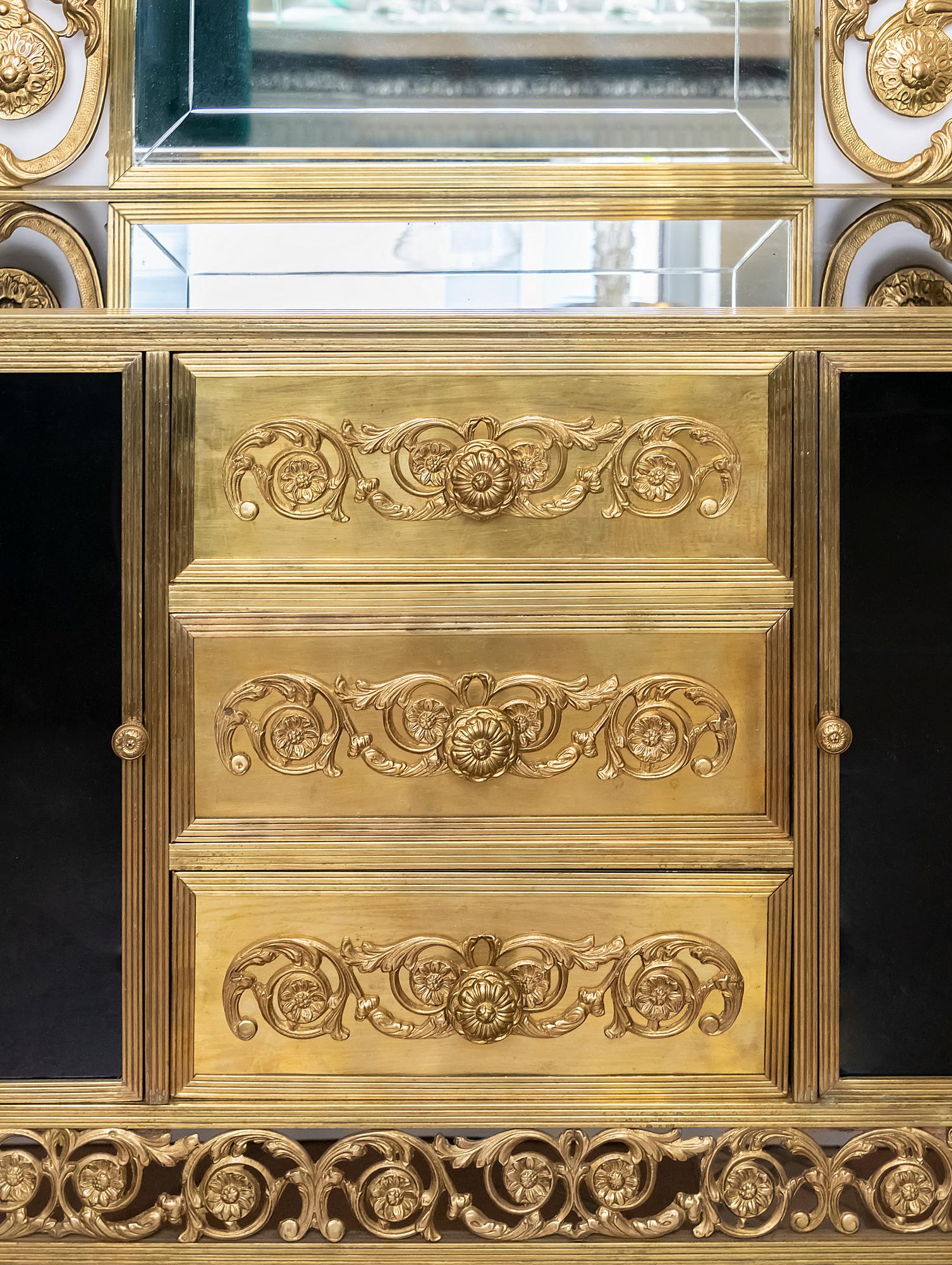 Antique French Napoleon III Style Bronze and Glass Commode Dresser In Good Condition In Vilnius, LT