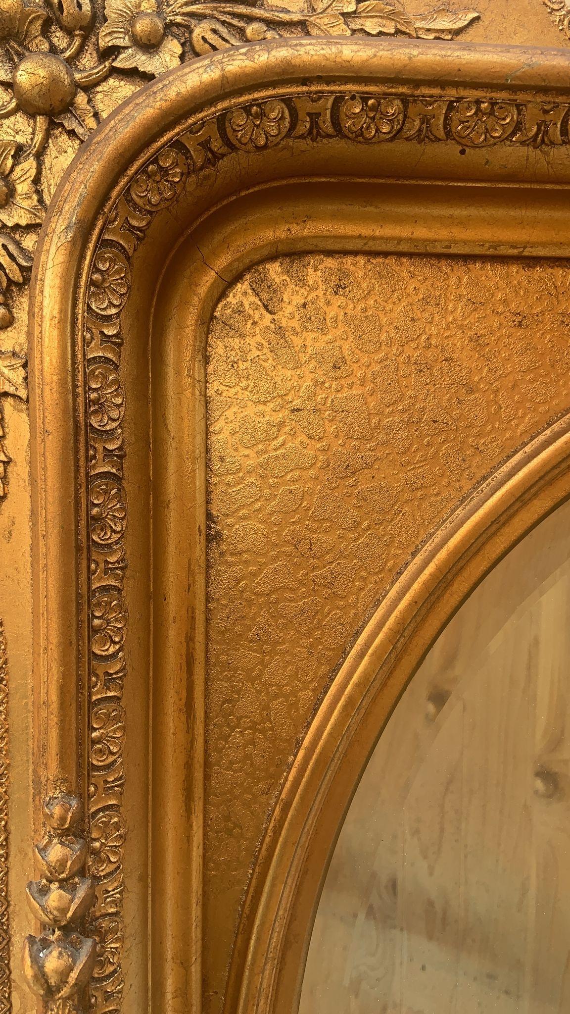 Antique Miroir français de style Napoléon III, sculpté et doré, à encadrement biseauté en vente 4