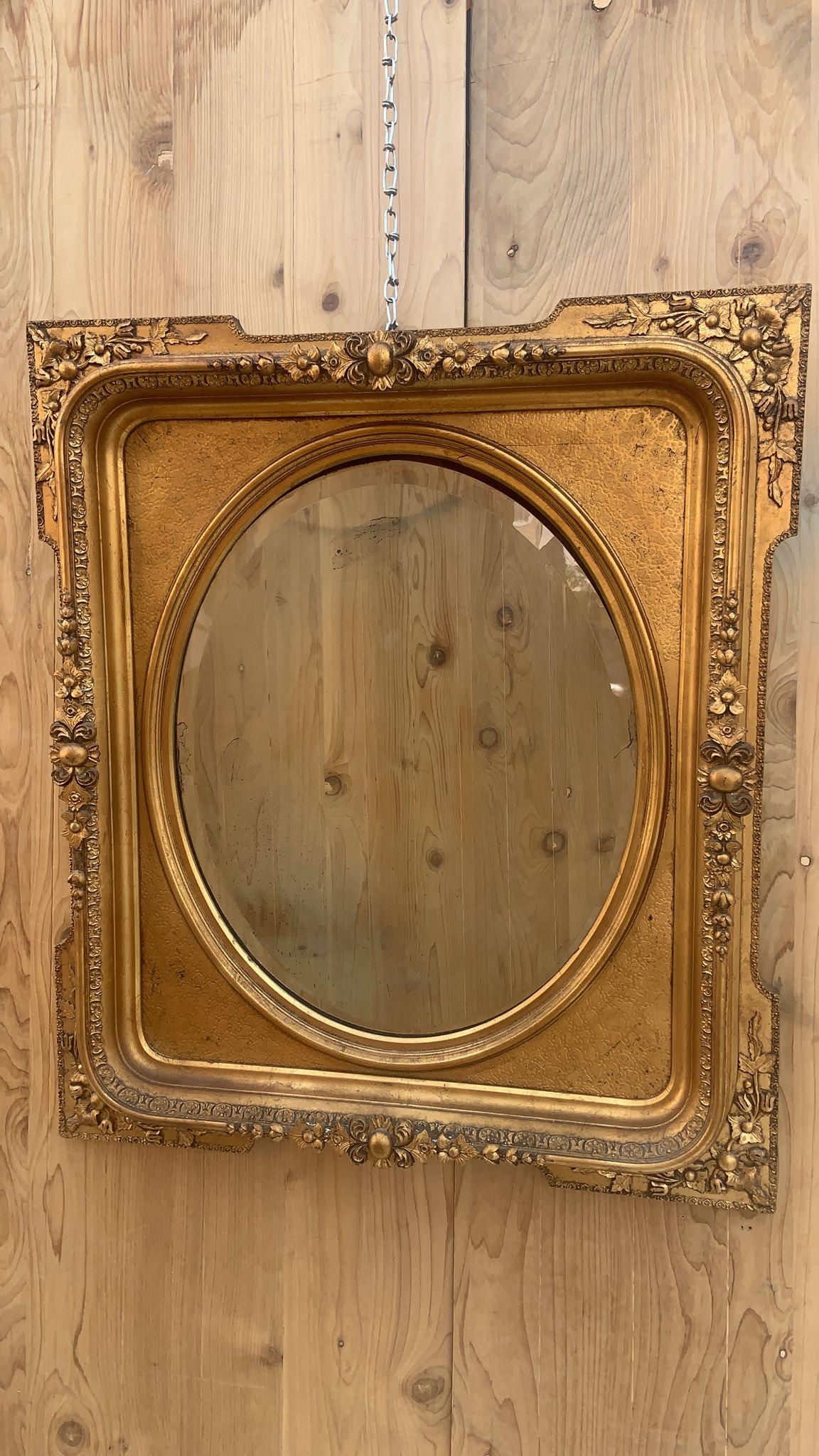 Antique Miroir français de style Napoléon III, sculpté et doré, à encadrement biseauté en vente 5