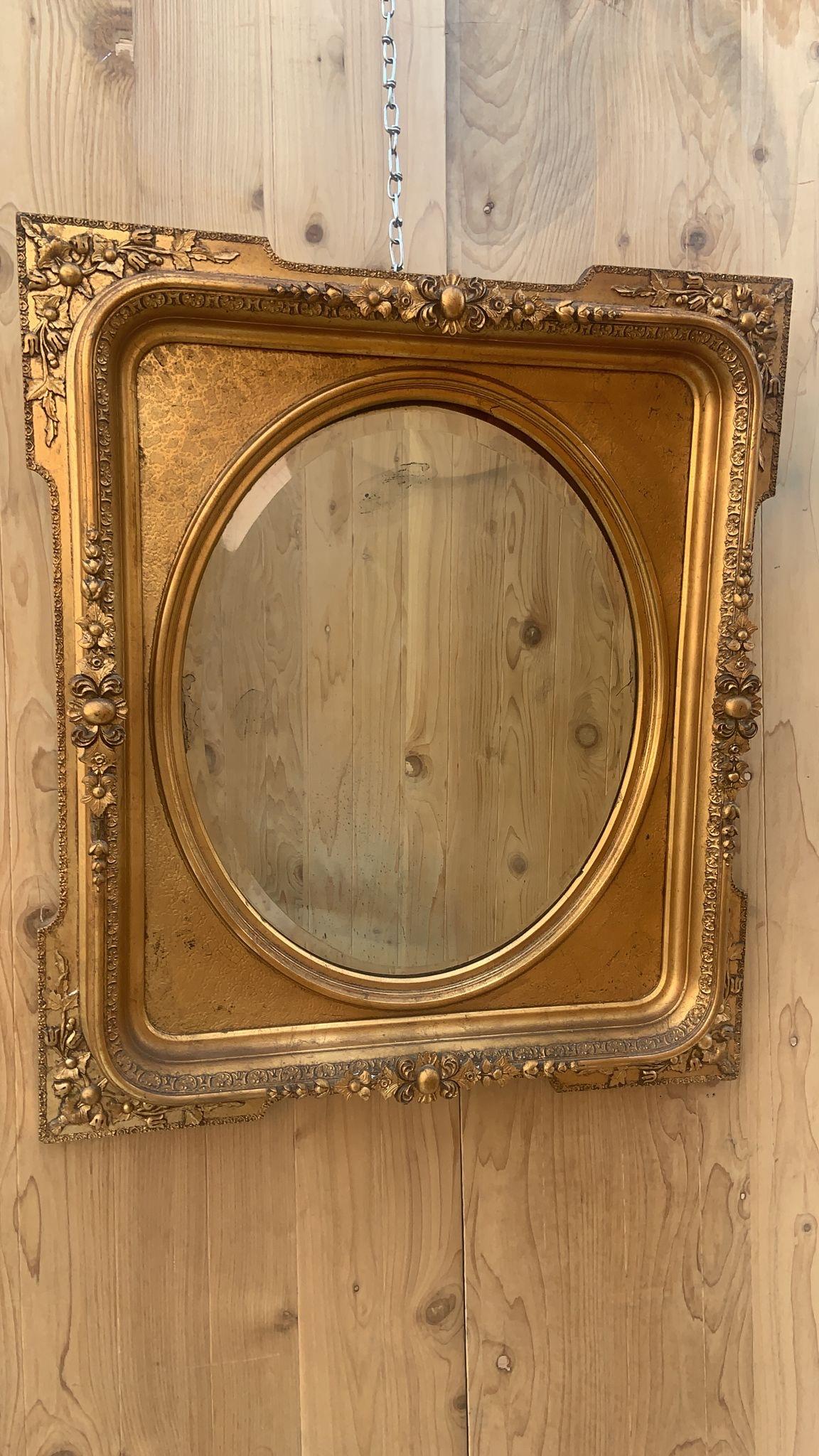 XIXe siècle Antique Miroir français de style Napoléon III, sculpté et doré, à encadrement biseauté en vente