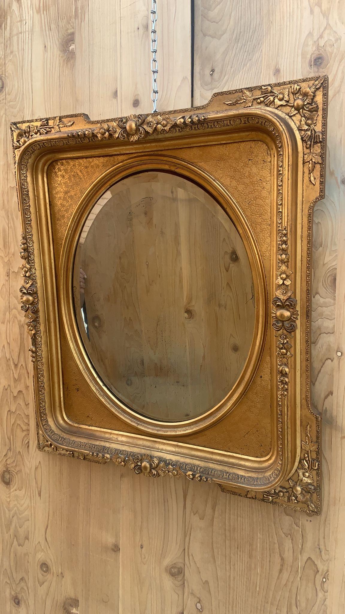 Antique Miroir français de style Napoléon III, sculpté et doré, à encadrement biseauté en vente 1