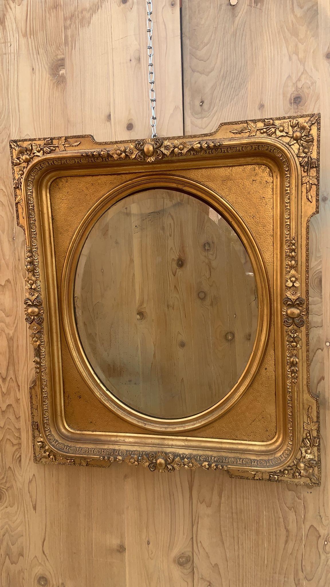 Antique Miroir français de style Napoléon III, sculpté et doré, à encadrement biseauté en vente 2