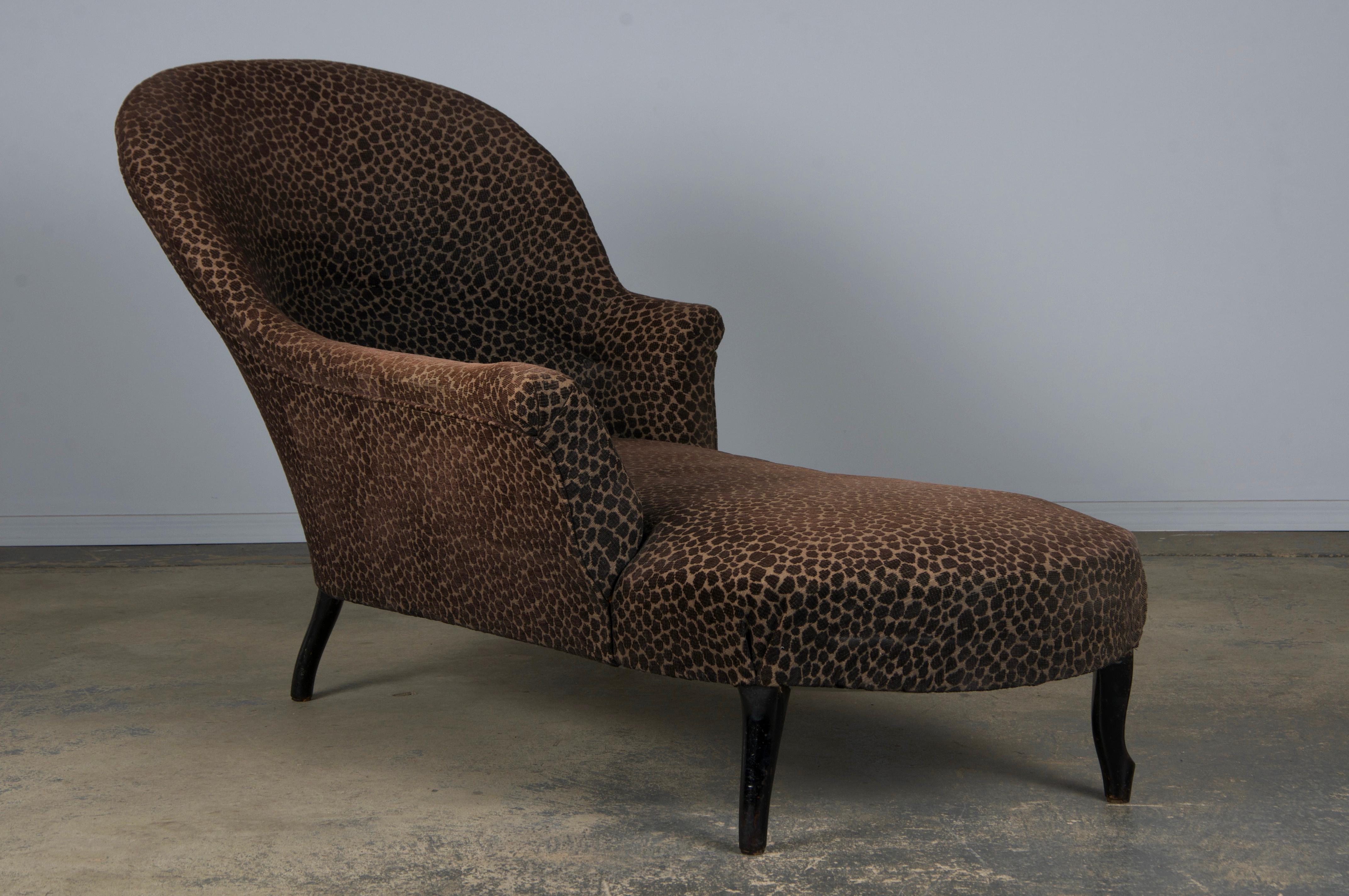 Gorgeous late 19th-century French chaise lounge or daybed in the style of Napoleon III, sourced from Provence, France. Handcrafted from solid wood, it features an elegant oval back with gracefully scrolled arms. Structurally restored, it retains its