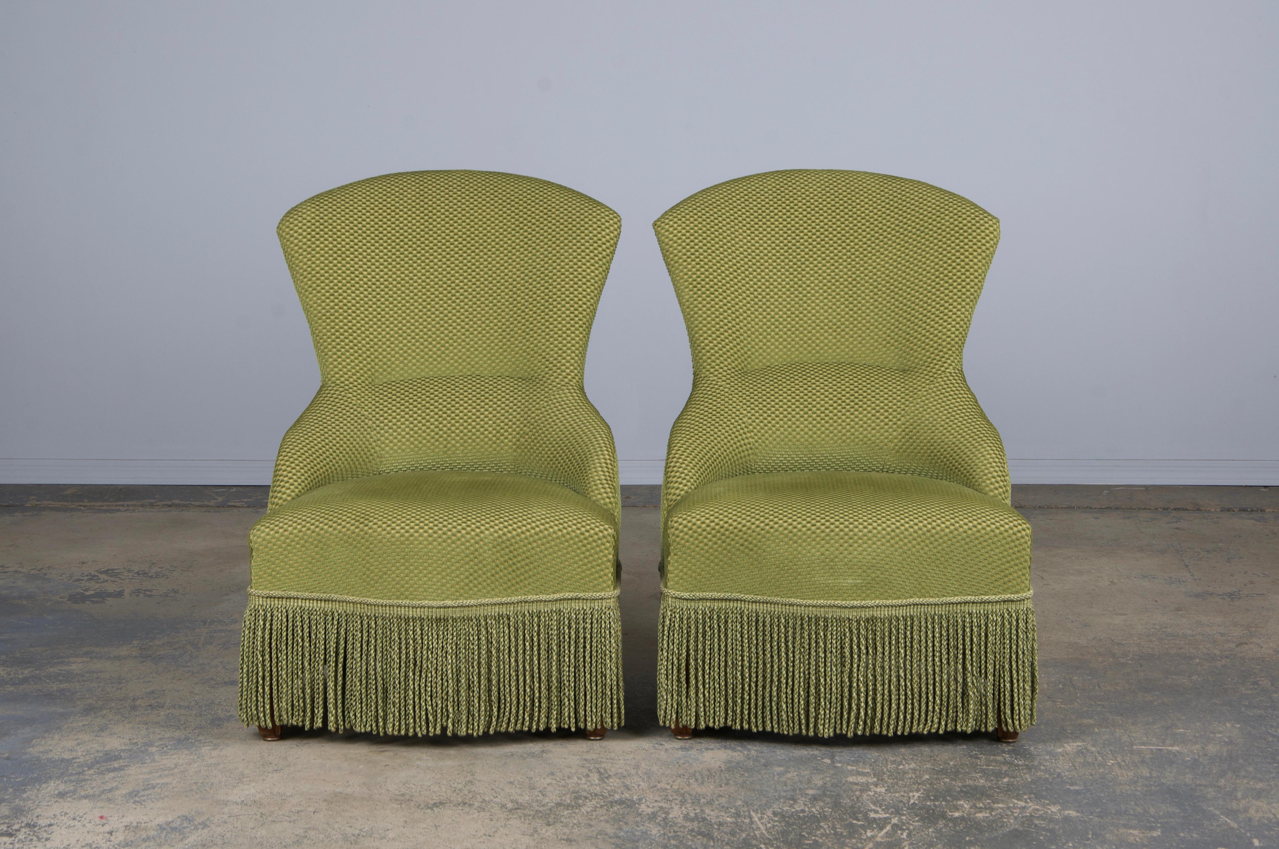 Ein exquisites Paar französischer Pantoffelstühle im Stil von Napoleon III. aus dem späten 19. Jahrhundert, die aus der Provence stammen. Diese fachmännisch handgefertigten Stühle mit Massivholzrahmen und elegant geschwungenen Rückenlehnen wurden