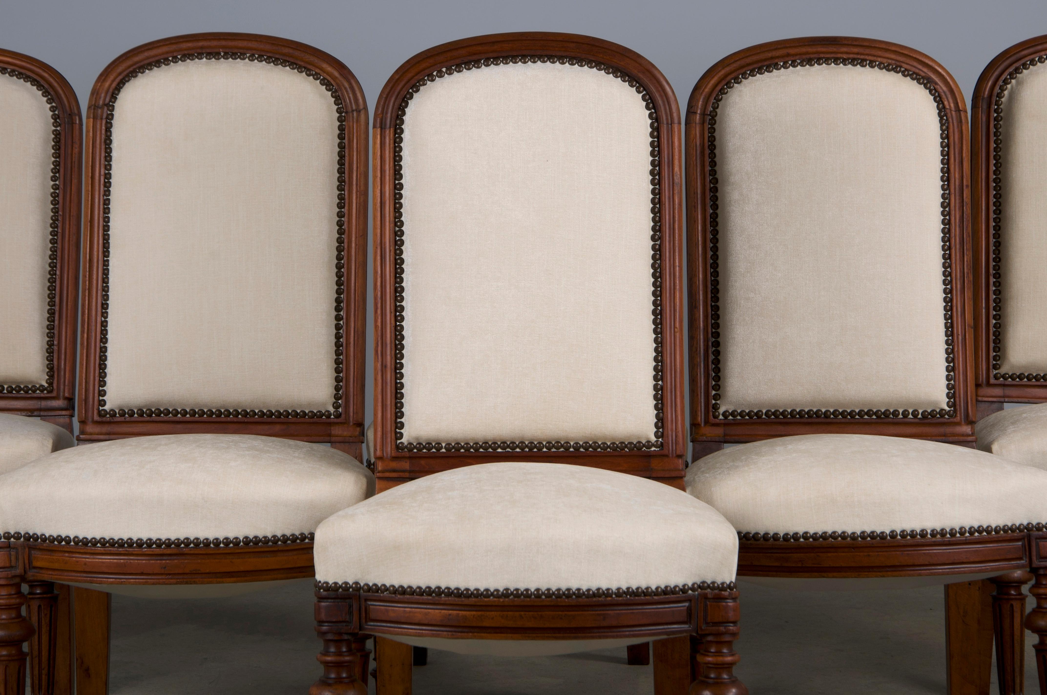 Set di sei sedie da pranzo francesi della fine del XIX secolo realizzate nello stile di Napoleone III, provenienti dalla Provenza, Francia. Splendidamente realizzata a mano in legno massiccio di noce, presenta eleganti cornici ovali per lo schienale