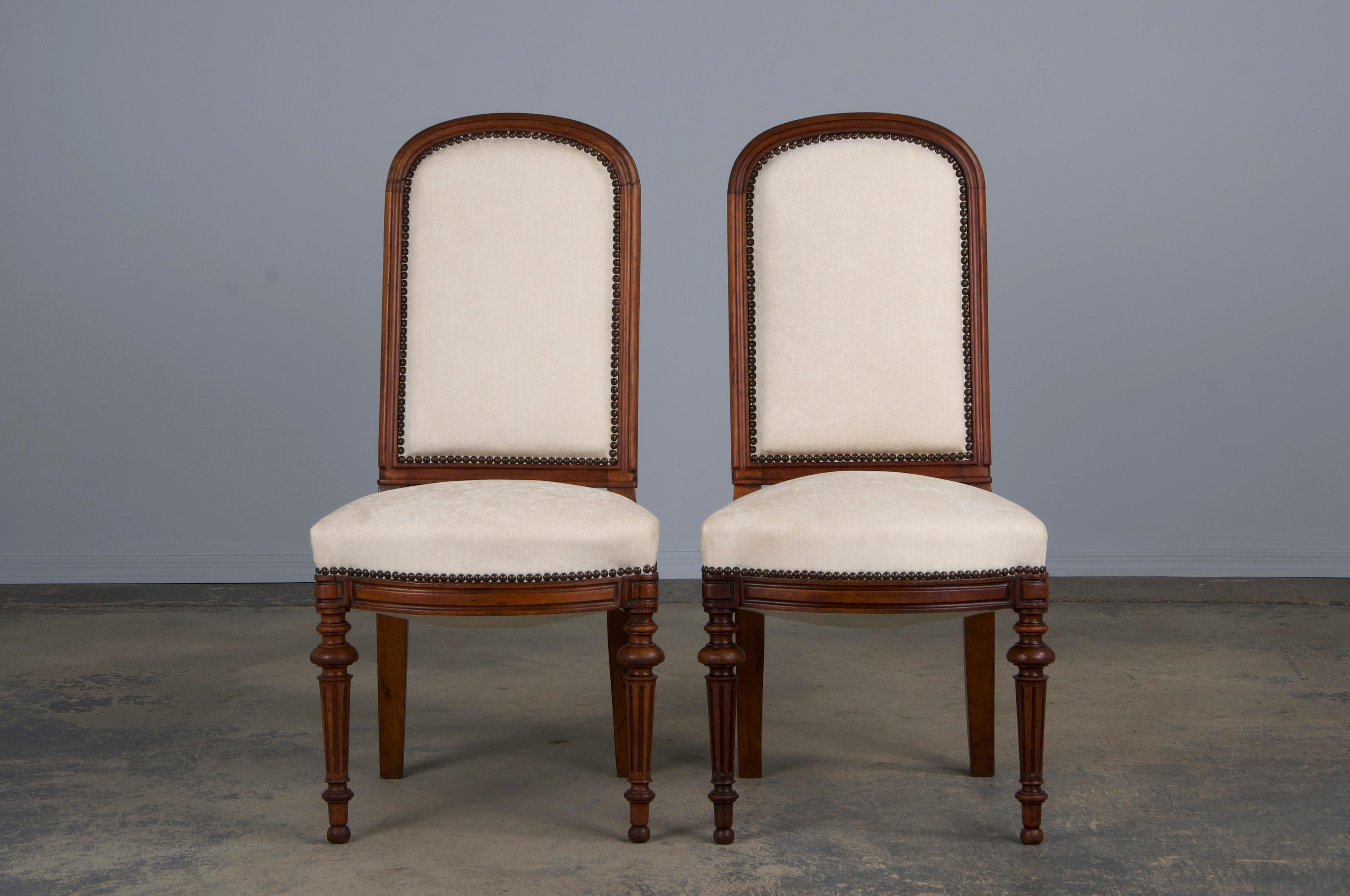 Intagliato a mano Antique French Napoleon III Style Walnut Dairs W/Cream Chenille-Set of 6 in vendita