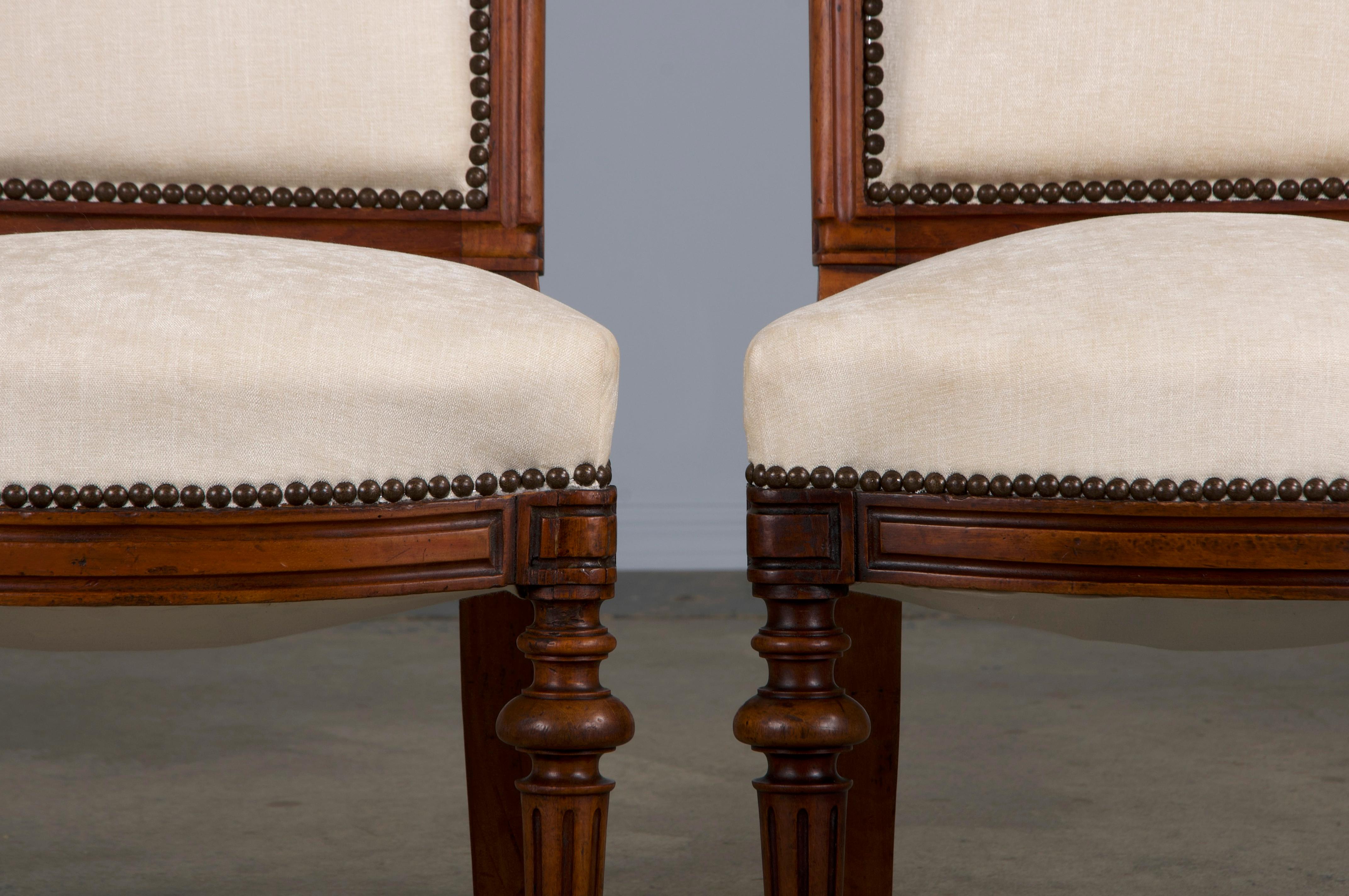 Antique French Napoleon III Style Walnut Dairs W/Cream Chenille-Set of 6 In condizioni buone in vendita a Astoria, NY
