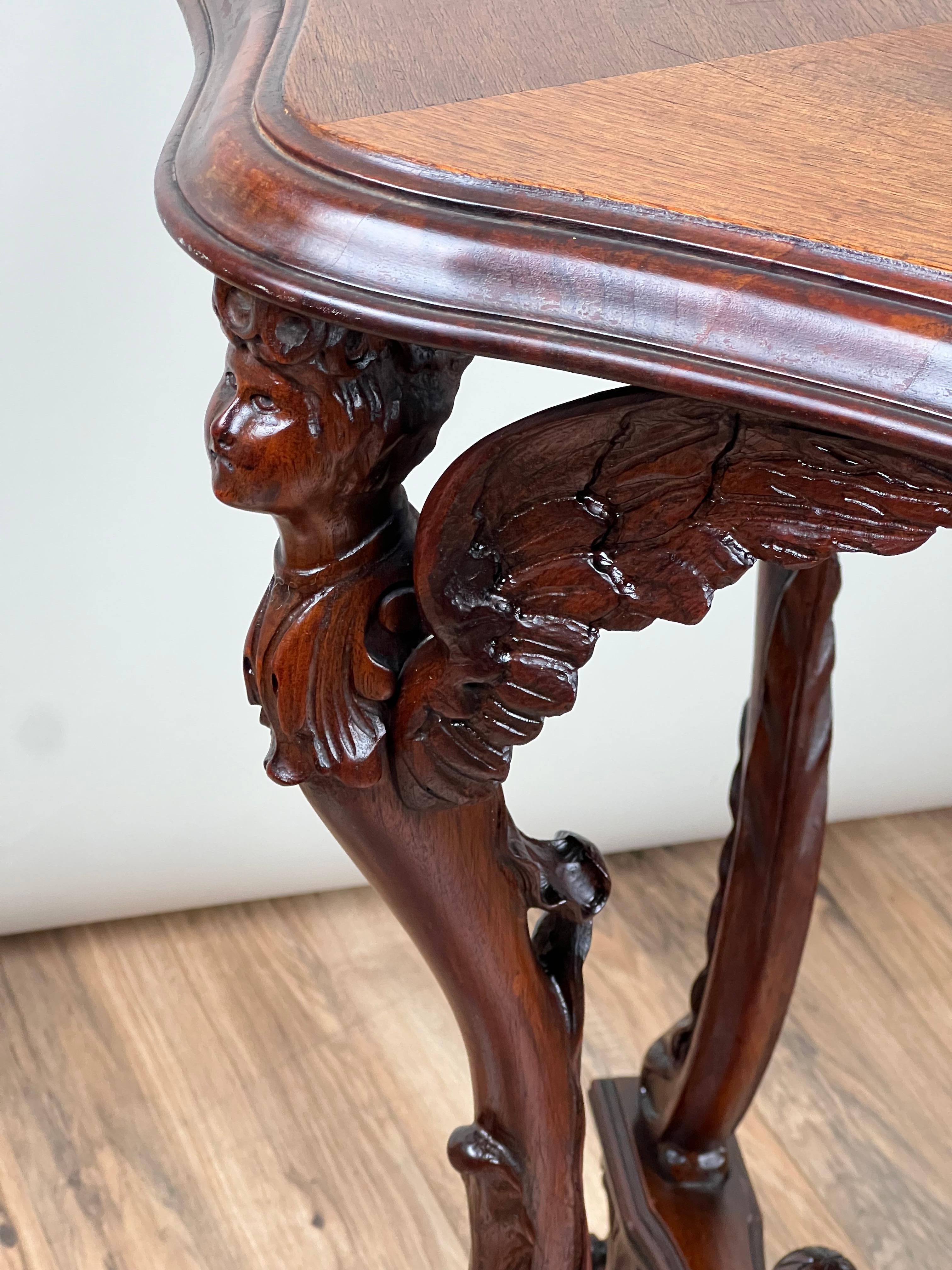 Antiquity French Napoleon III Walnut Tri-leg with Carved Angel Shoulders c. 1870 en vente 3