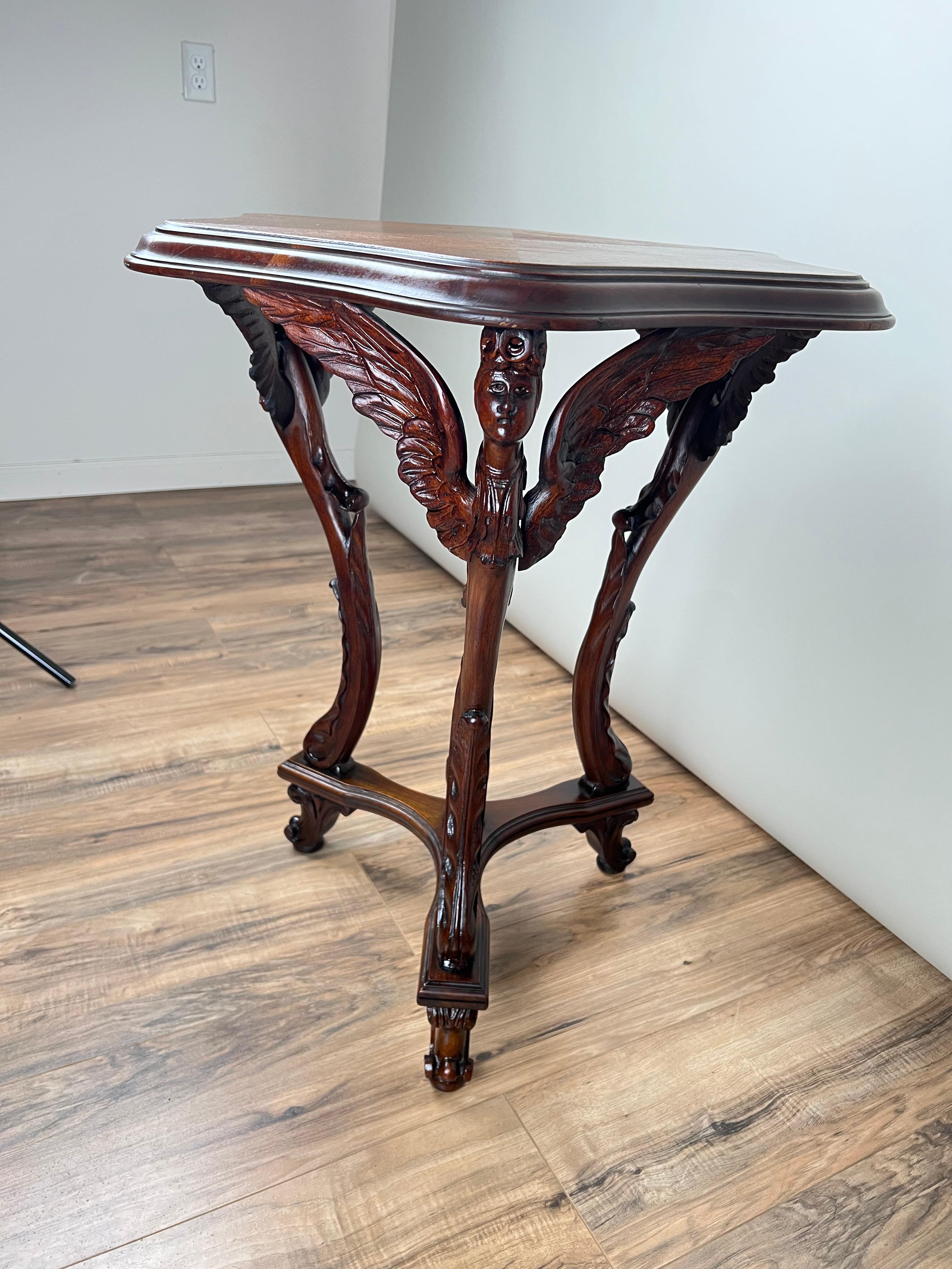 Sculpté à la main Antiquity French Napoleon III Walnut Tri-leg with Carved Angel Shoulders c. 1870 en vente