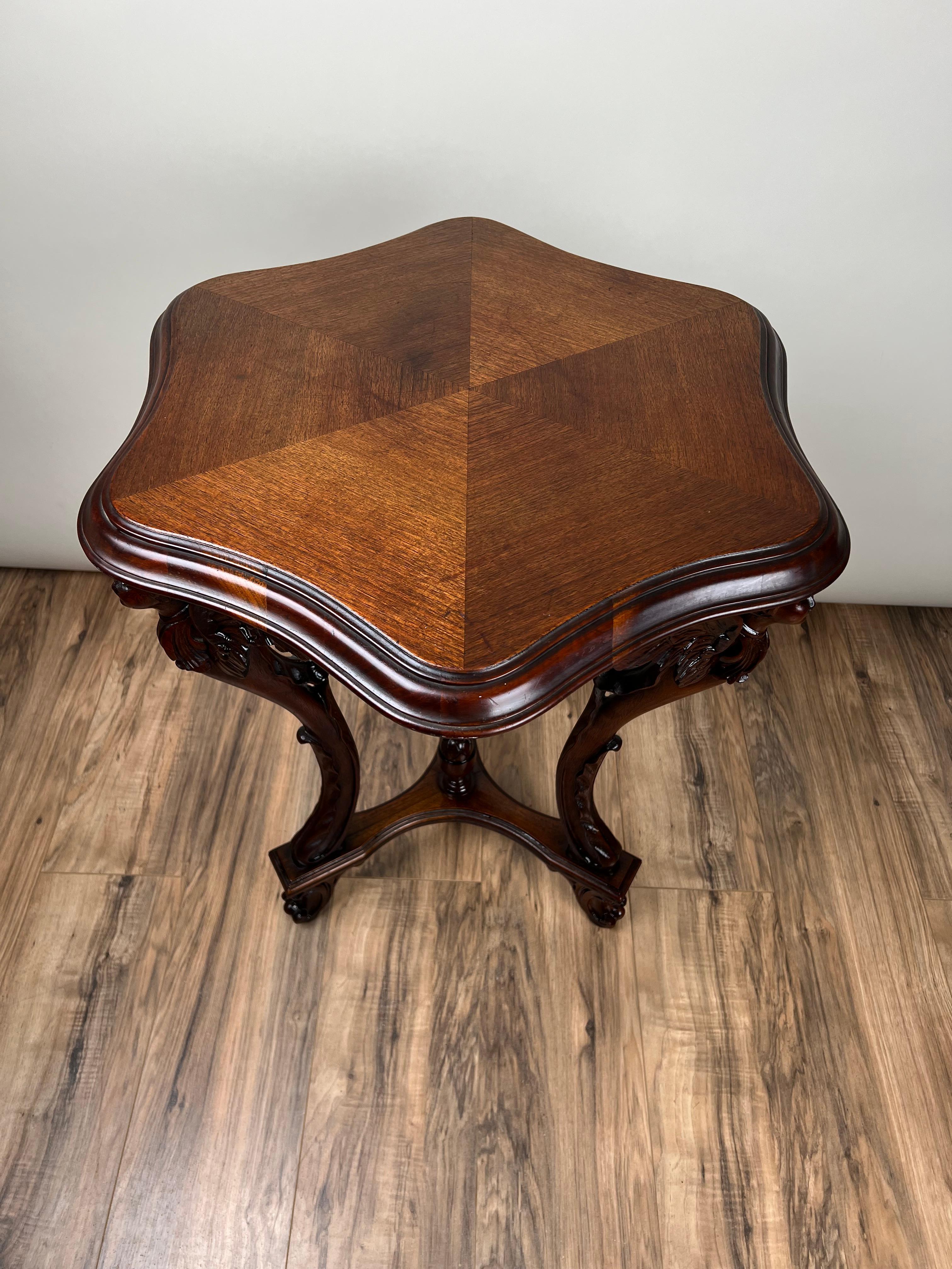 Antiquity French Napoleon III Walnut Tri-leg with Carved Angel Shoulders c. 1870 Bon état - En vente à Westfield, MA