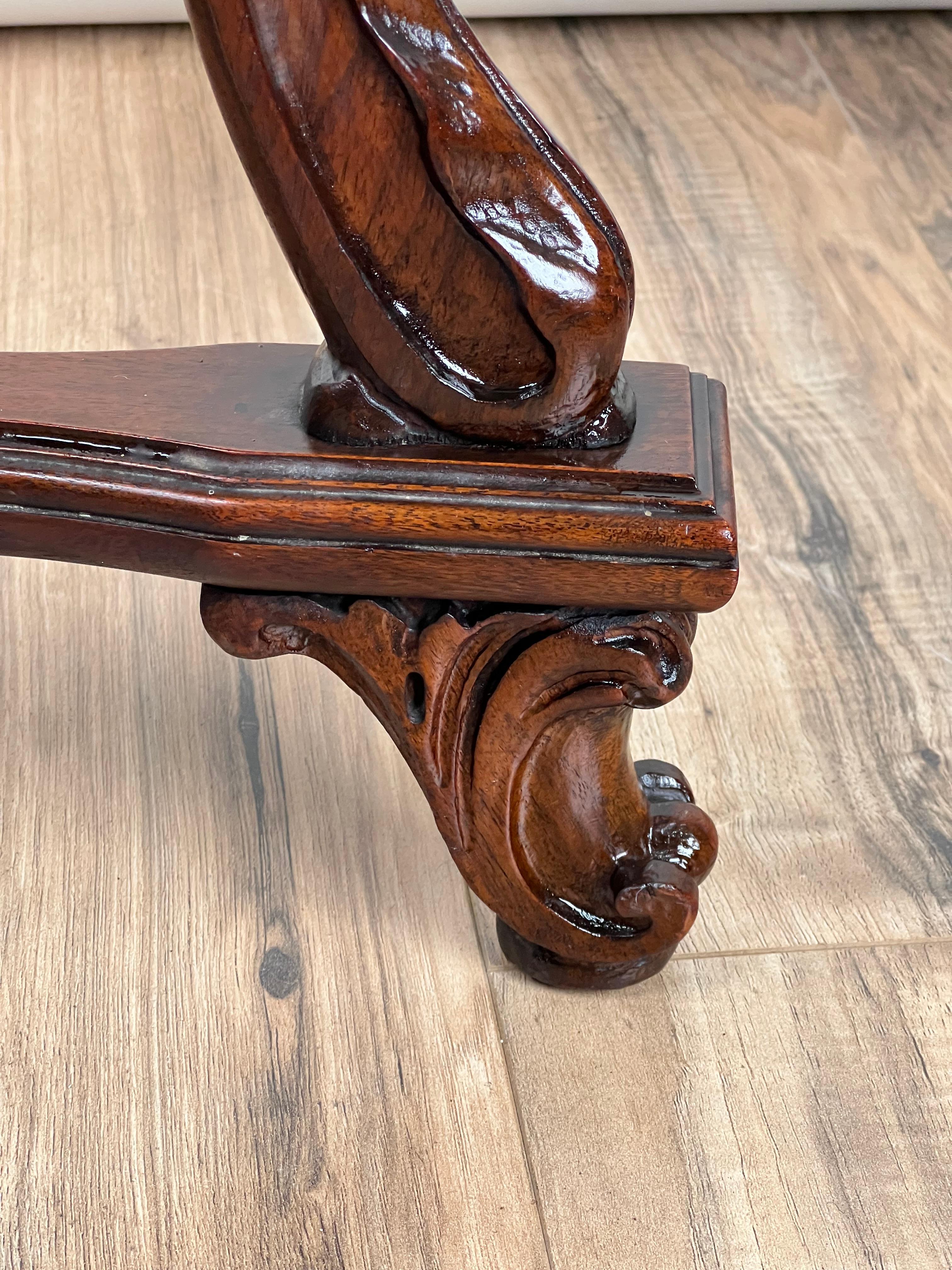 Noyer Antiquity French Napoleon III Walnut Tri-leg with Carved Angel Shoulders c. 1870 en vente