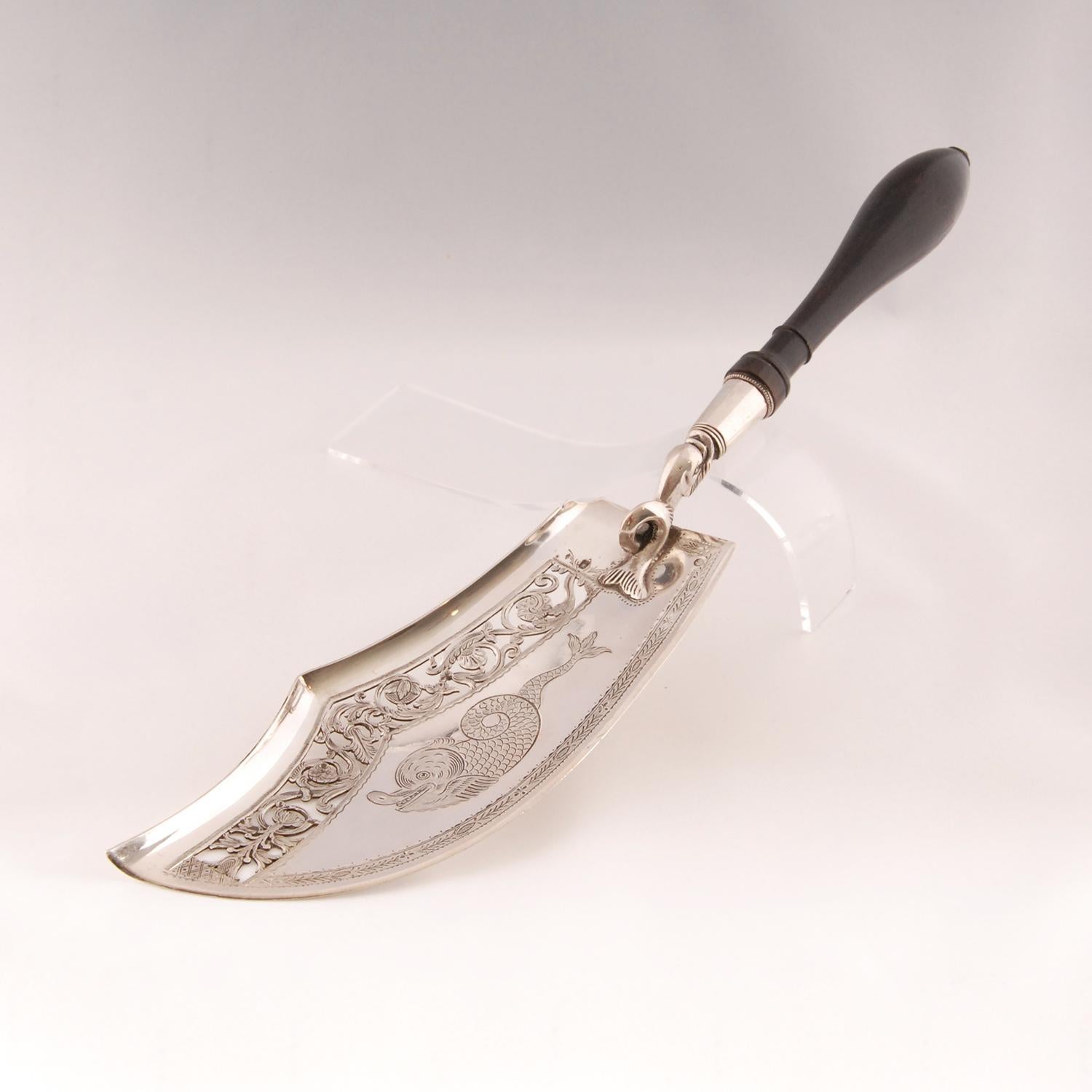 French sterling silver Fish slice
Finely pierced flowers, engraved dolphin and an ebonized handle
Handle with a dolphin entwined.
Origin France first quarter 19th century, Paris
Fully hallmarked


Length: 13.8in - 35cm
Width 3.4in -