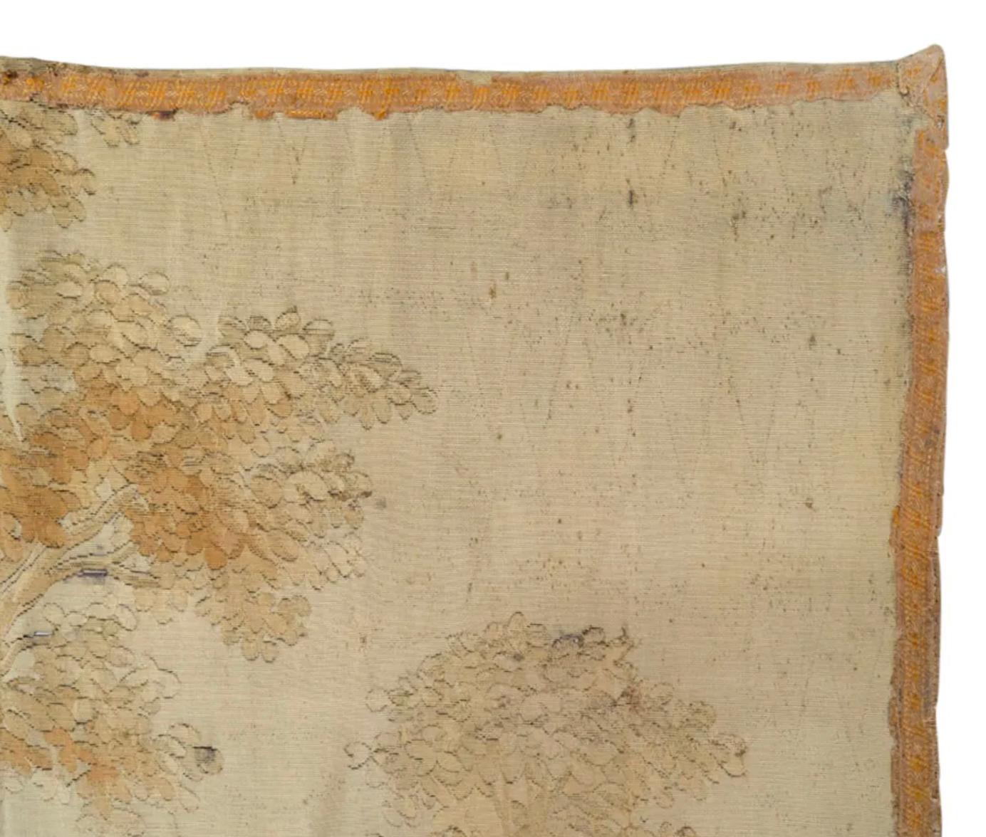 Sumérgete en la elegancia de la artesanía del viejo mundo con este tapiz de naturaleza francés antiguo. Exquisitamente tejida, esta obra maestra captura la serena belleza de la campiña francesa, con exuberante follaje, ríos tranquilos y delicada