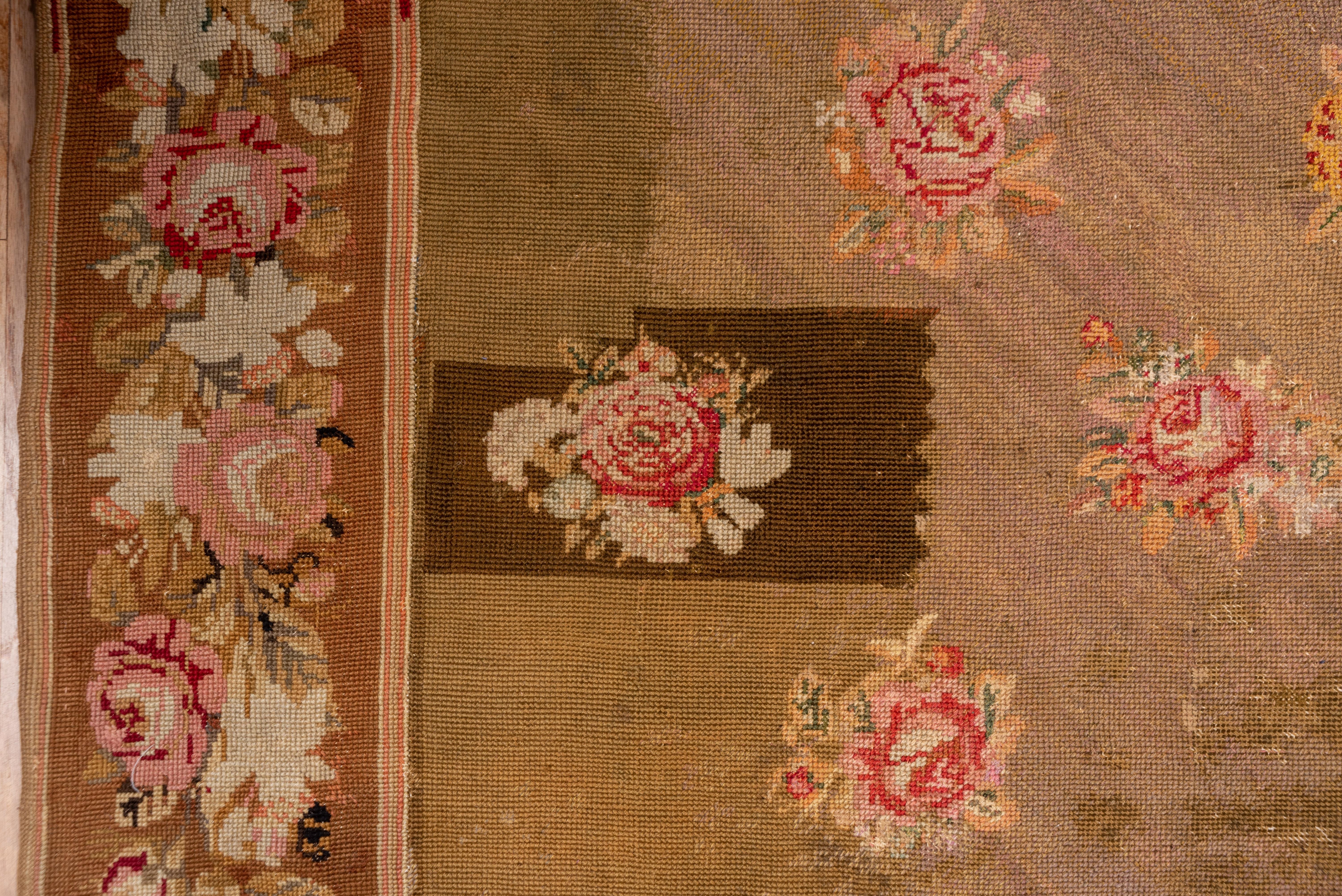 Antiker französischer Gobelinstickerei-Teppich, braune Fläche, rosa Bordüren (Aubusson) im Angebot