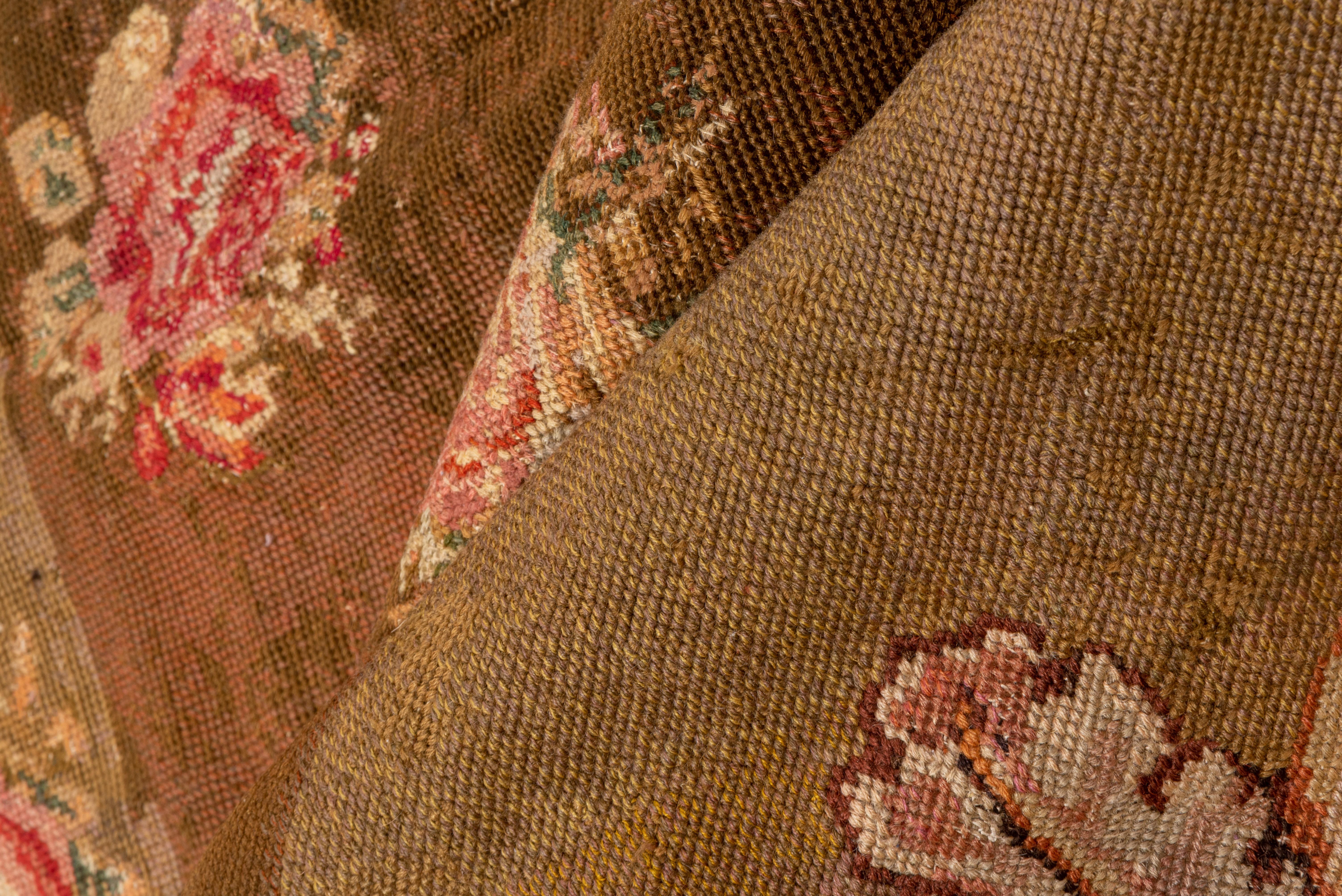Antiker französischer Gobelinstickerei-Teppich, braune Fläche, rosa Bordüren (Französisch) im Angebot