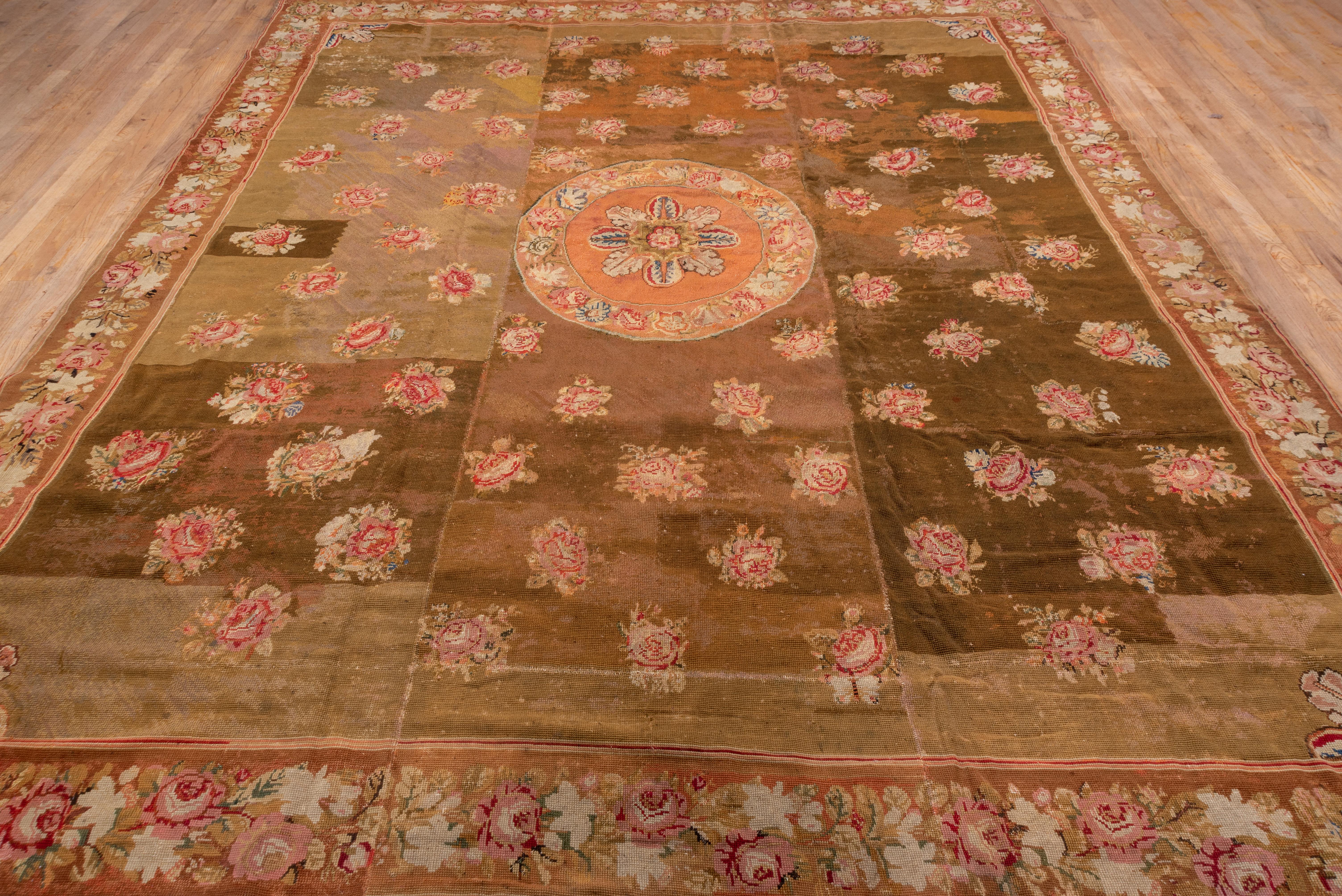 Antiker französischer Gobelinstickerei-Teppich, braune Fläche, rosa Bordüren (Handgewebt) im Angebot