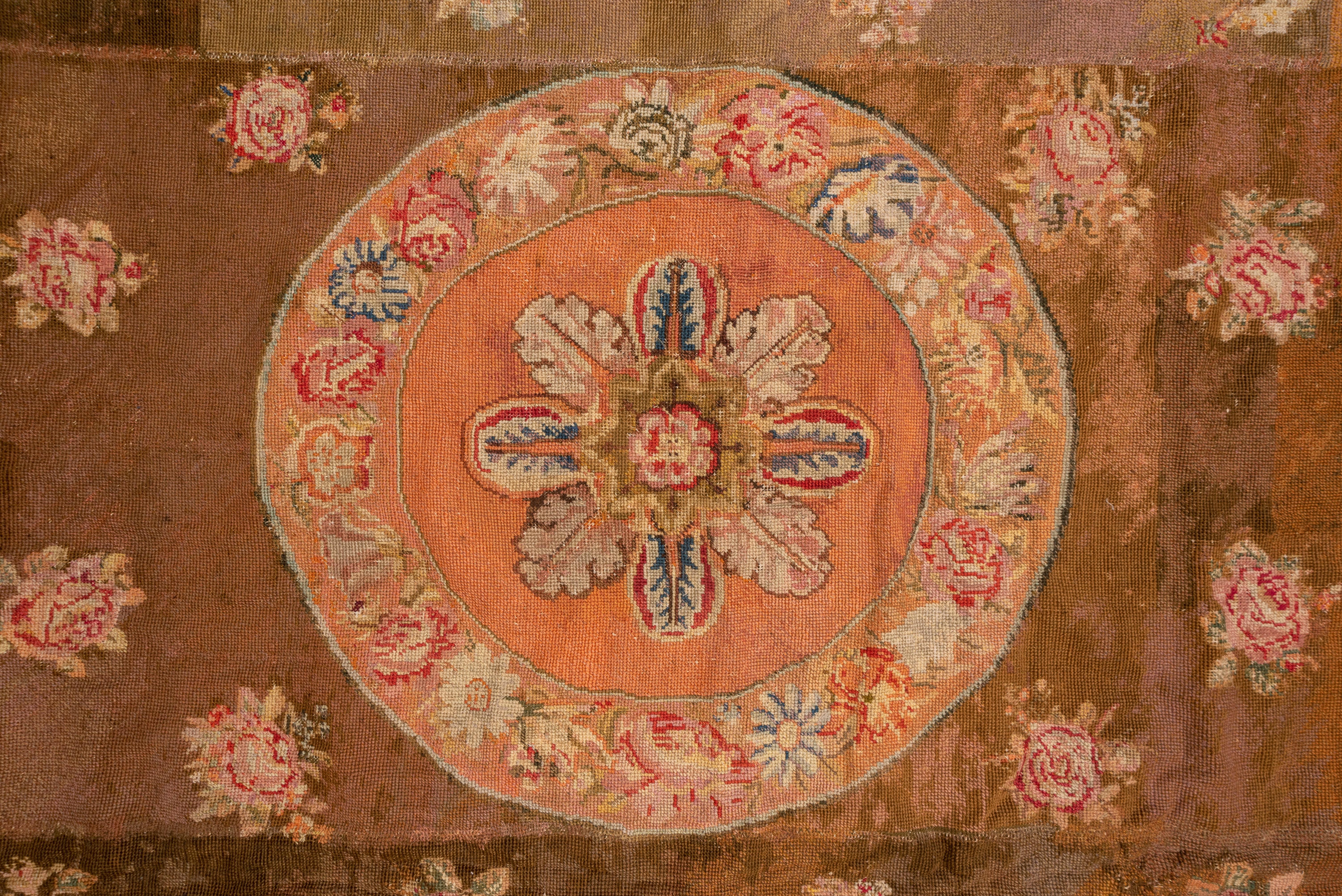 Antiker französischer Gobelinstickerei-Teppich, braune Fläche, rosa Bordüren im Zustand „Relativ gut“ im Angebot in New York, NY