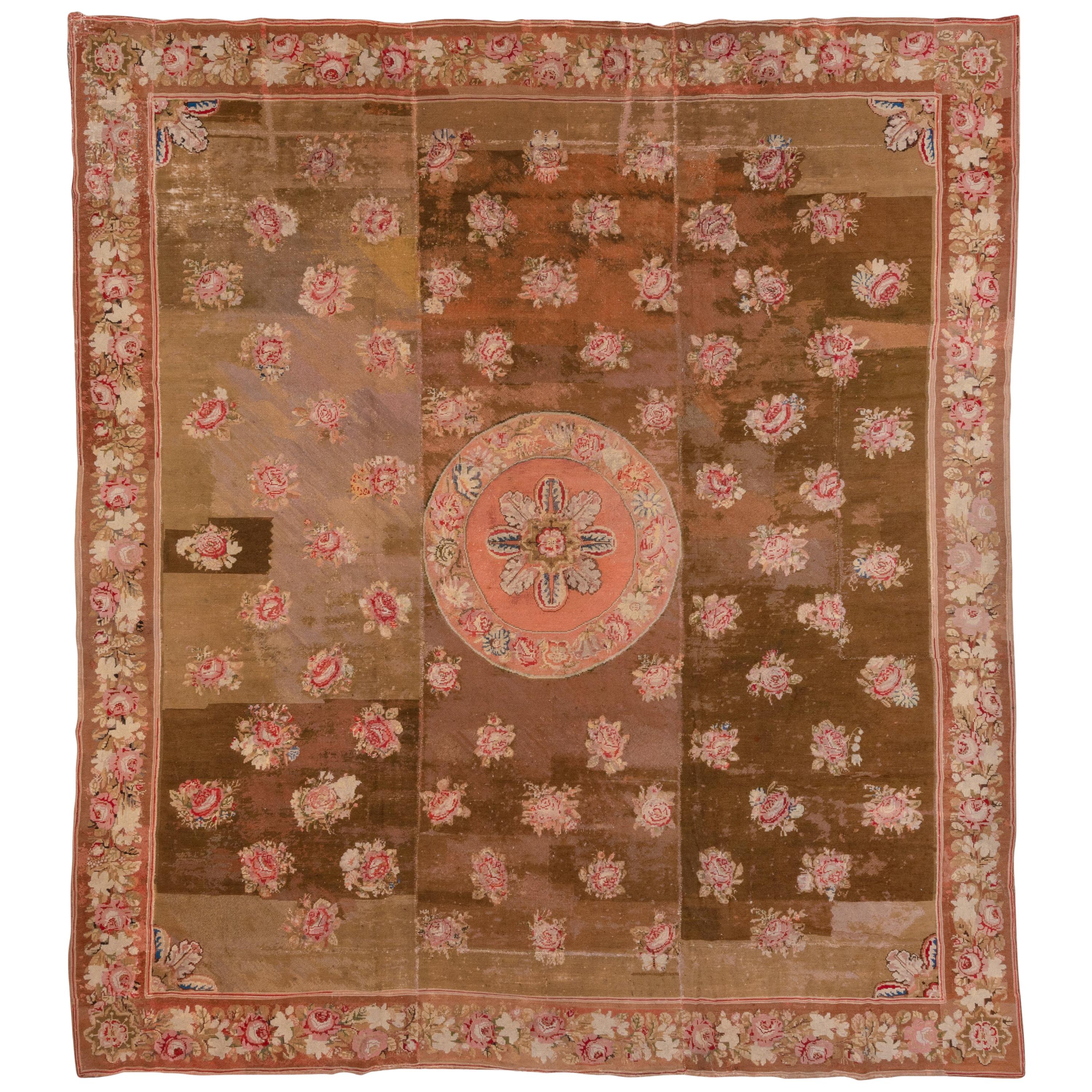 Antiker französischer Gobelinstickerei-Teppich, braune Fläche, rosa Bordüren im Angebot