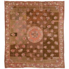 Tapis français ancien à l'aiguille, champ brun, bordures roses