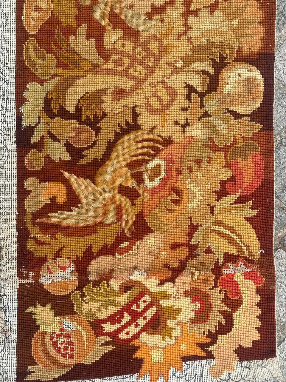 Precioso tapiz de punto de aguja de finales del siglo XIX en forma de franja o fragmento de cenefa, con bonito diseño floral y bellos colores, bordado totalmente a mano con el método de punto de aguja con lana y seda sobre base de algodón.