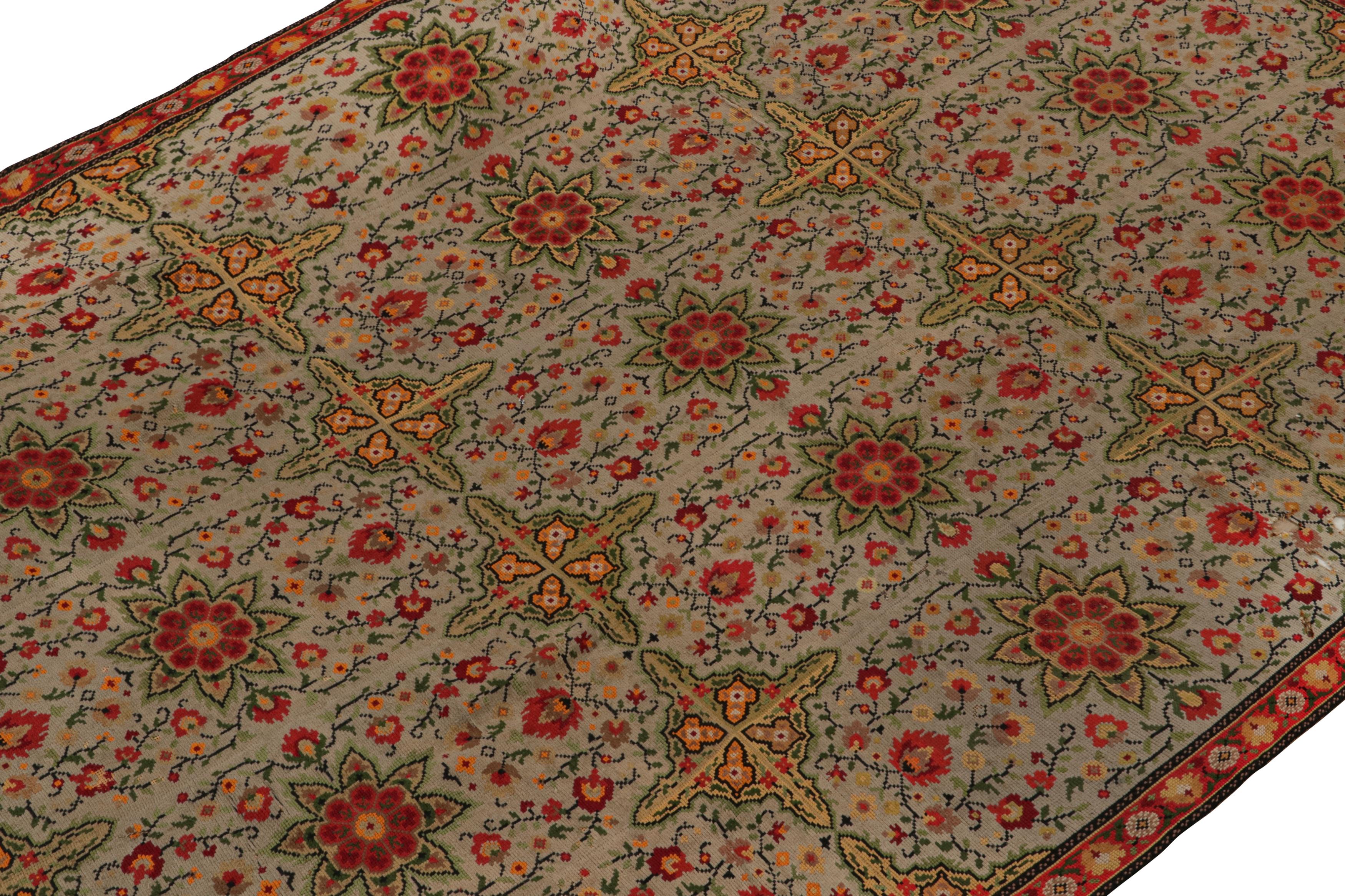 Antiker französischer Nadelspitze-Teppich in Beige mit Blumenmustern, von Rug & Kilim (Handgewebt) im Angebot