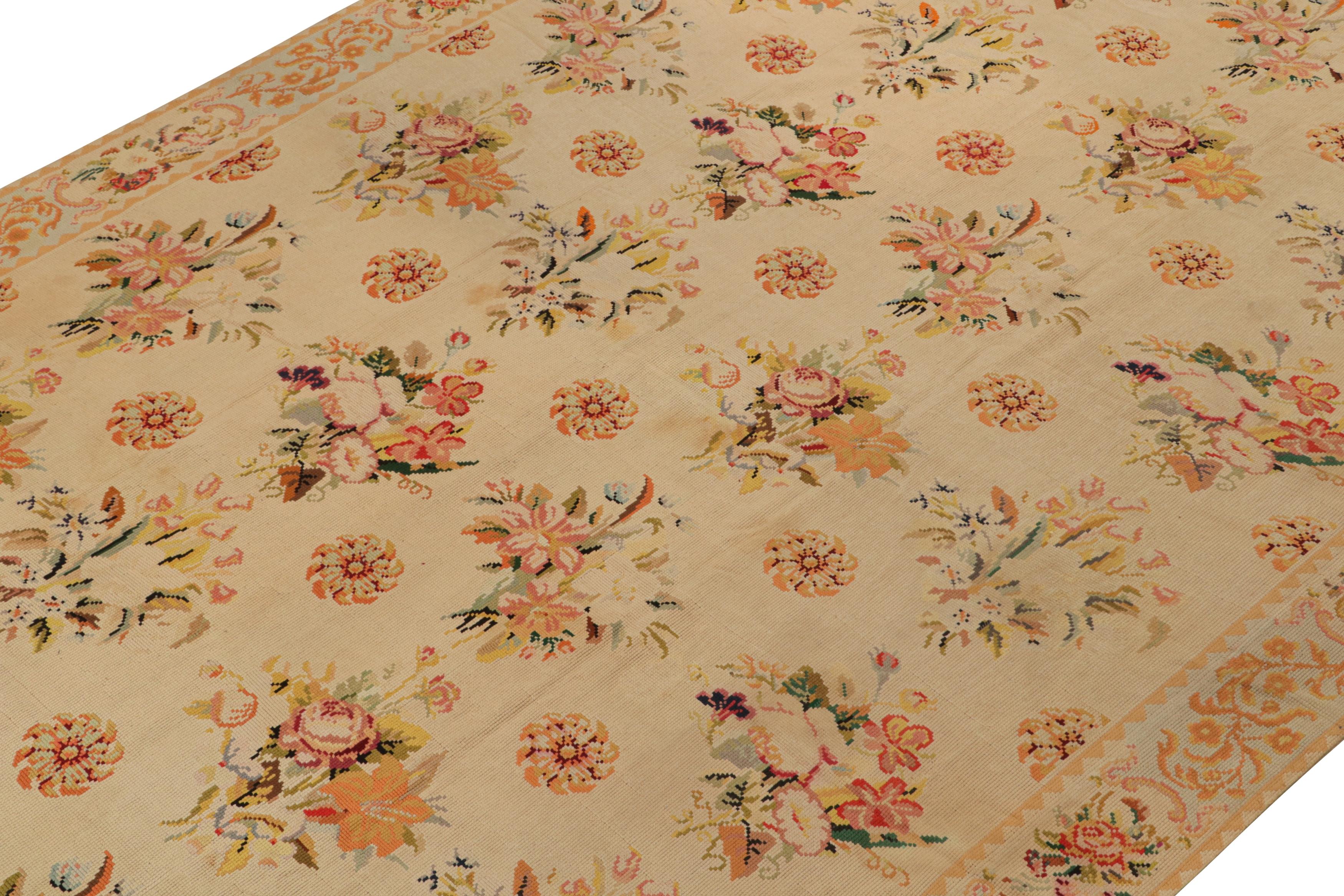 Antiker französischer Nadelspitze-Teppich in Beige mit Blumenmustern, von Rug & Kilim (Handgewebt) im Angebot