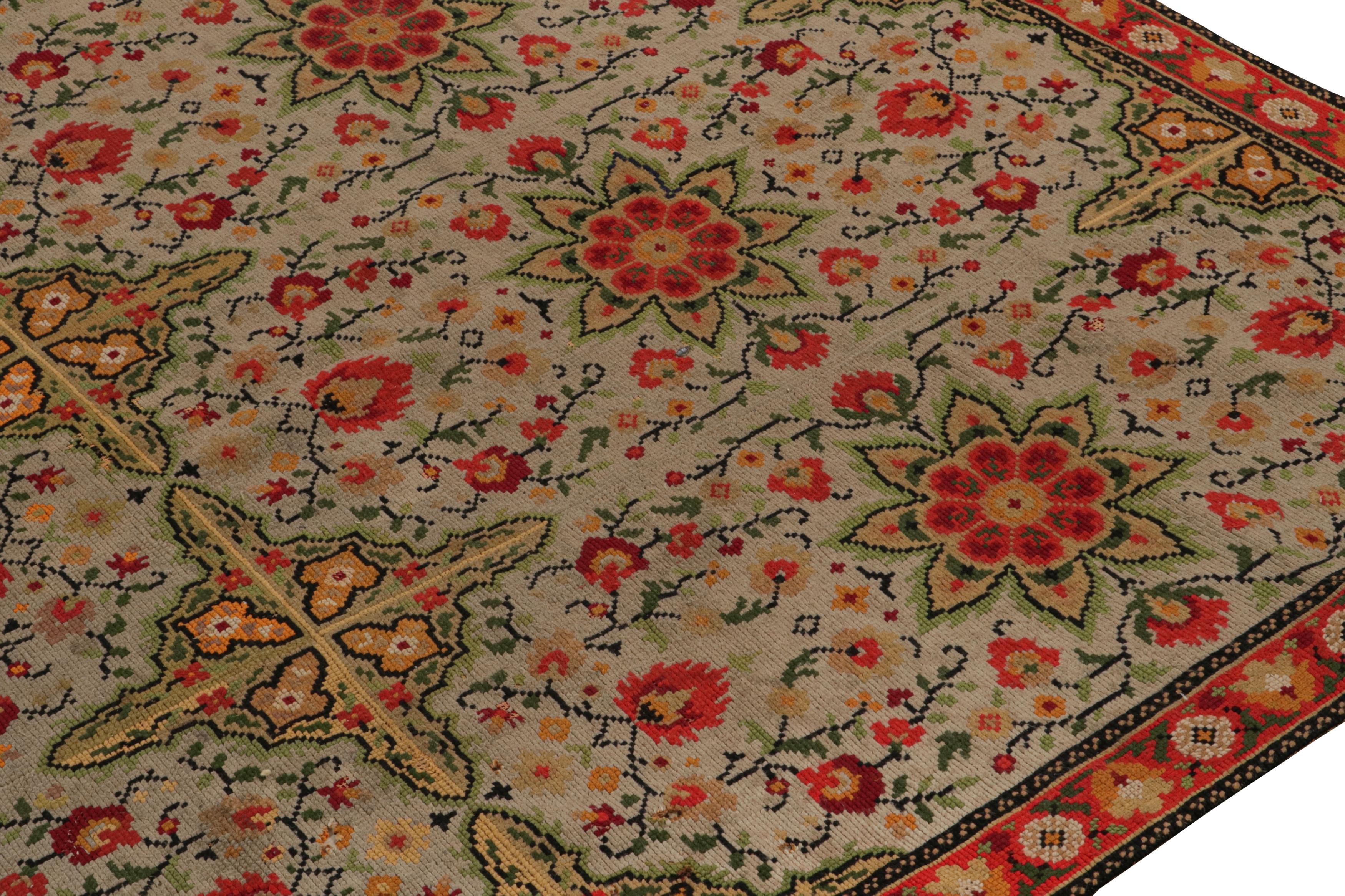 Antiker französischer Nadelspitze-Teppich in Beige mit Blumenmustern, von Rug & Kilim im Zustand „Gut“ im Angebot in Long Island City, NY