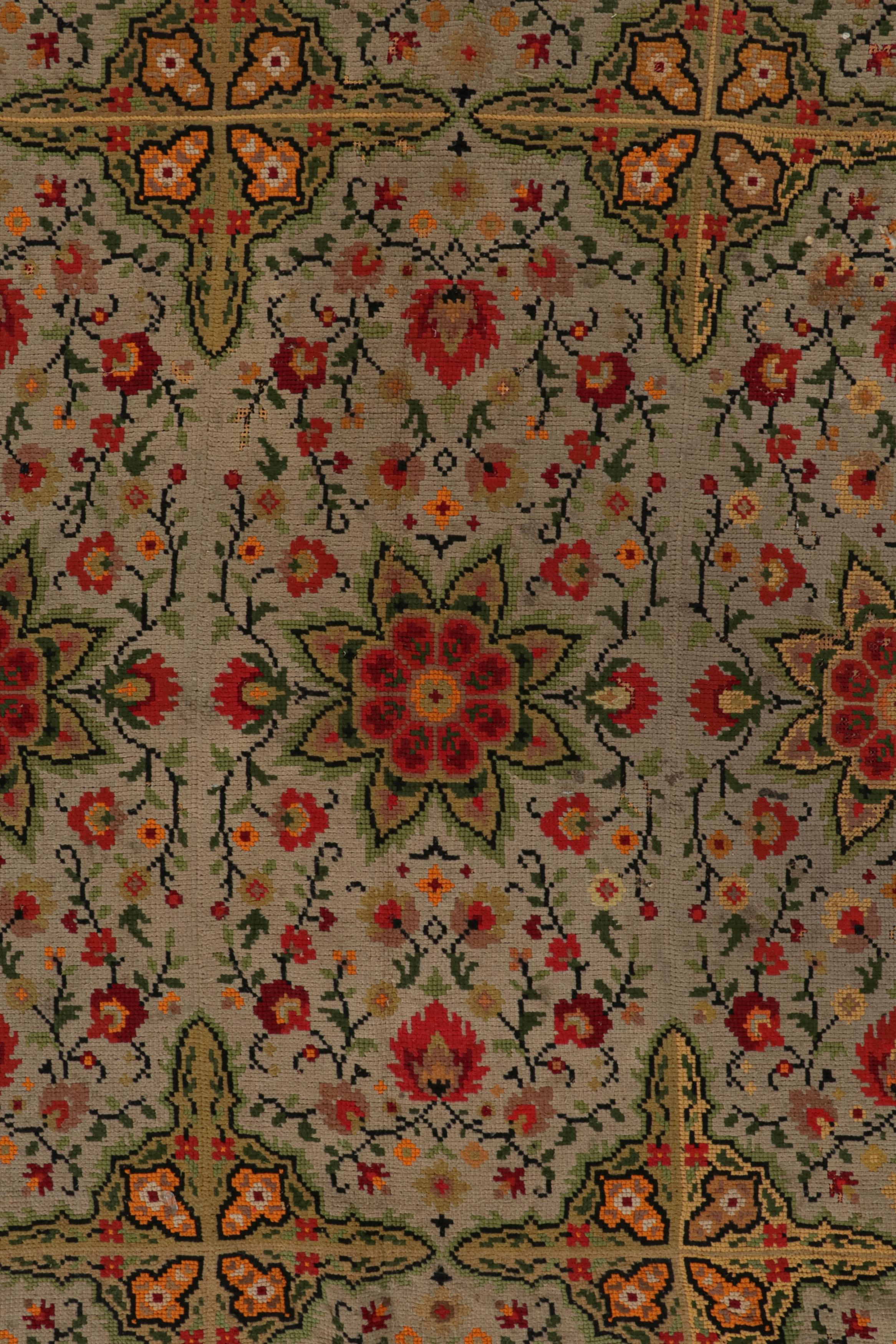 Antiker französischer Nadelspitze-Teppich in Beige mit Blumenmustern, von Rug & Kilim (Frühes 20. Jahrhundert) im Angebot