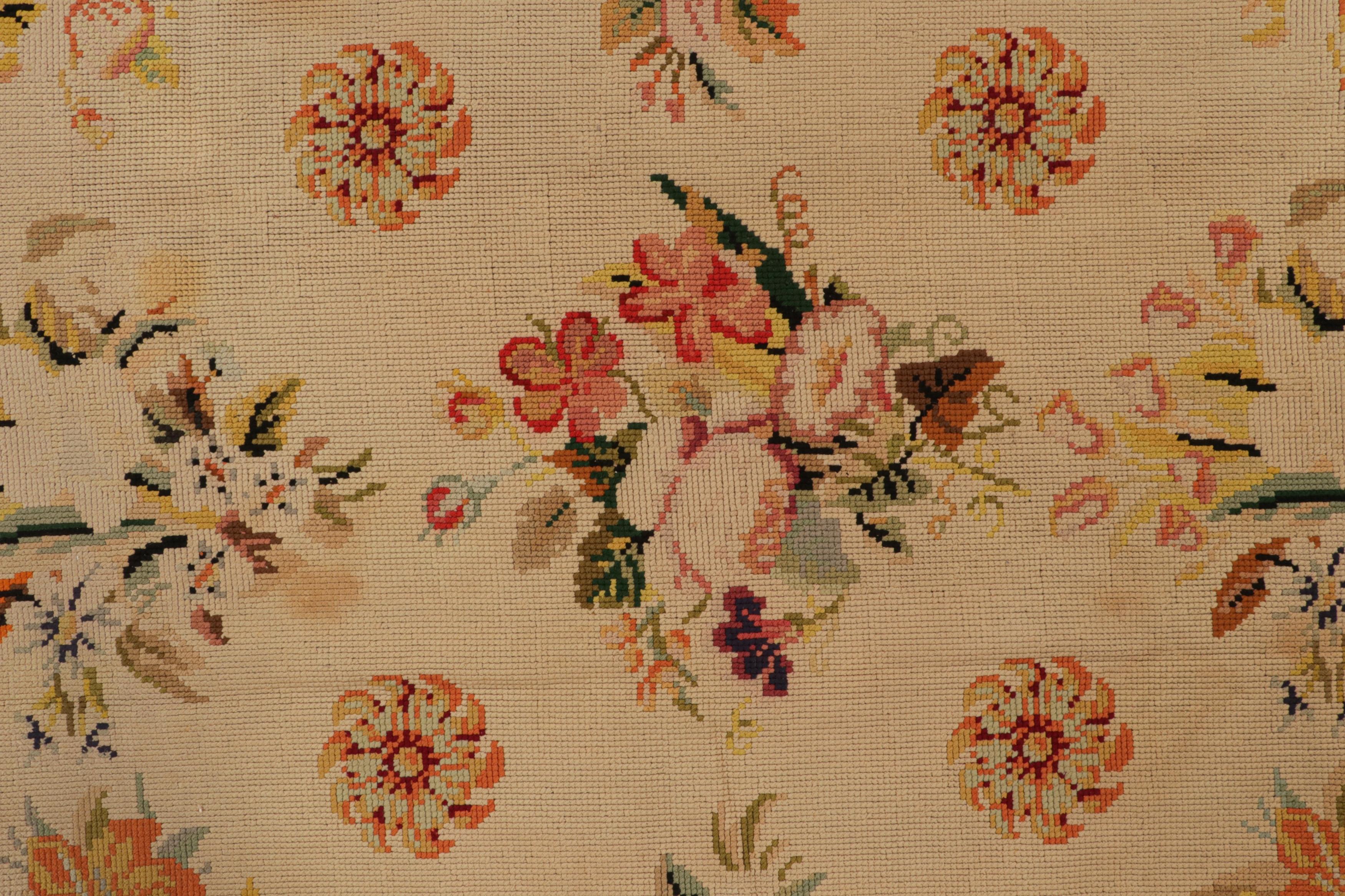 Début du 20ème siècle Tapis français ancien en tapisserie à l'aiguille beige à motifs floraux, de Rug & Kilim en vente