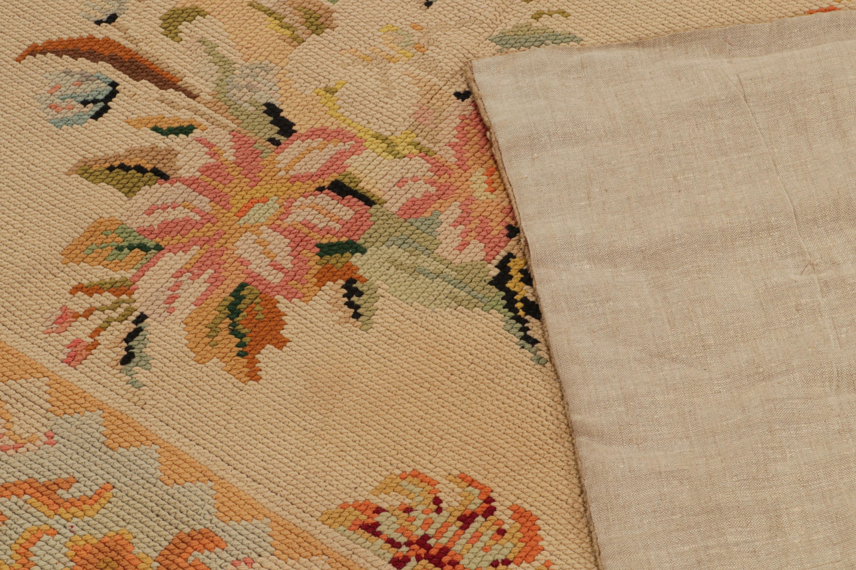 Laine Tapis français ancien en tapisserie à l'aiguille beige à motifs floraux, de Rug & Kilim en vente