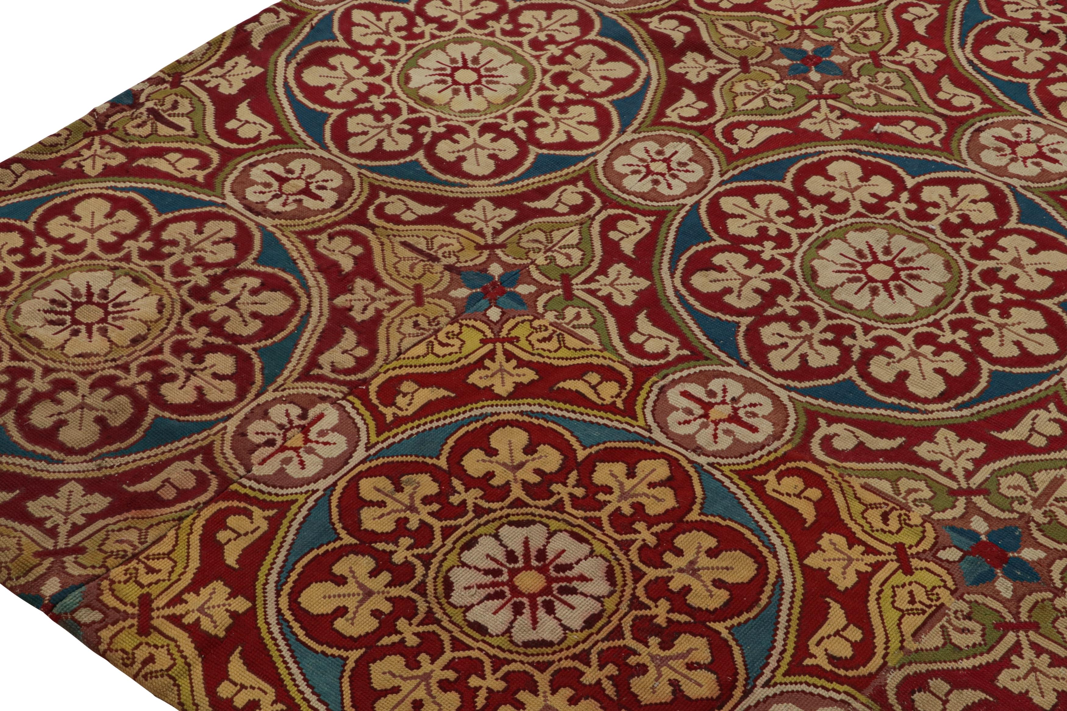 Antiker französischer Nadelspitze-Teppich in Rot mit Medaillons, von Rug & Kilim im Zustand „Gut“ im Angebot in Long Island City, NY