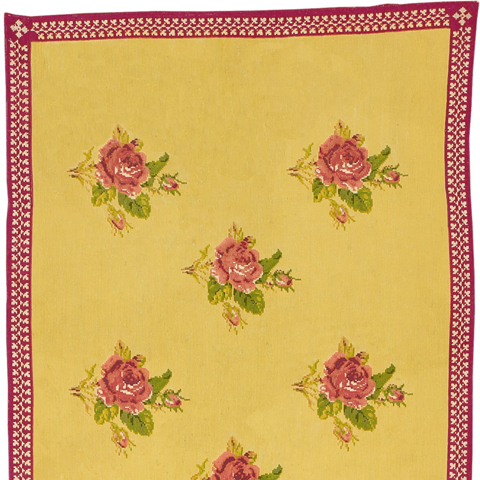 Français Tapis/runner français ancien en broderie à l'aiguille en vente