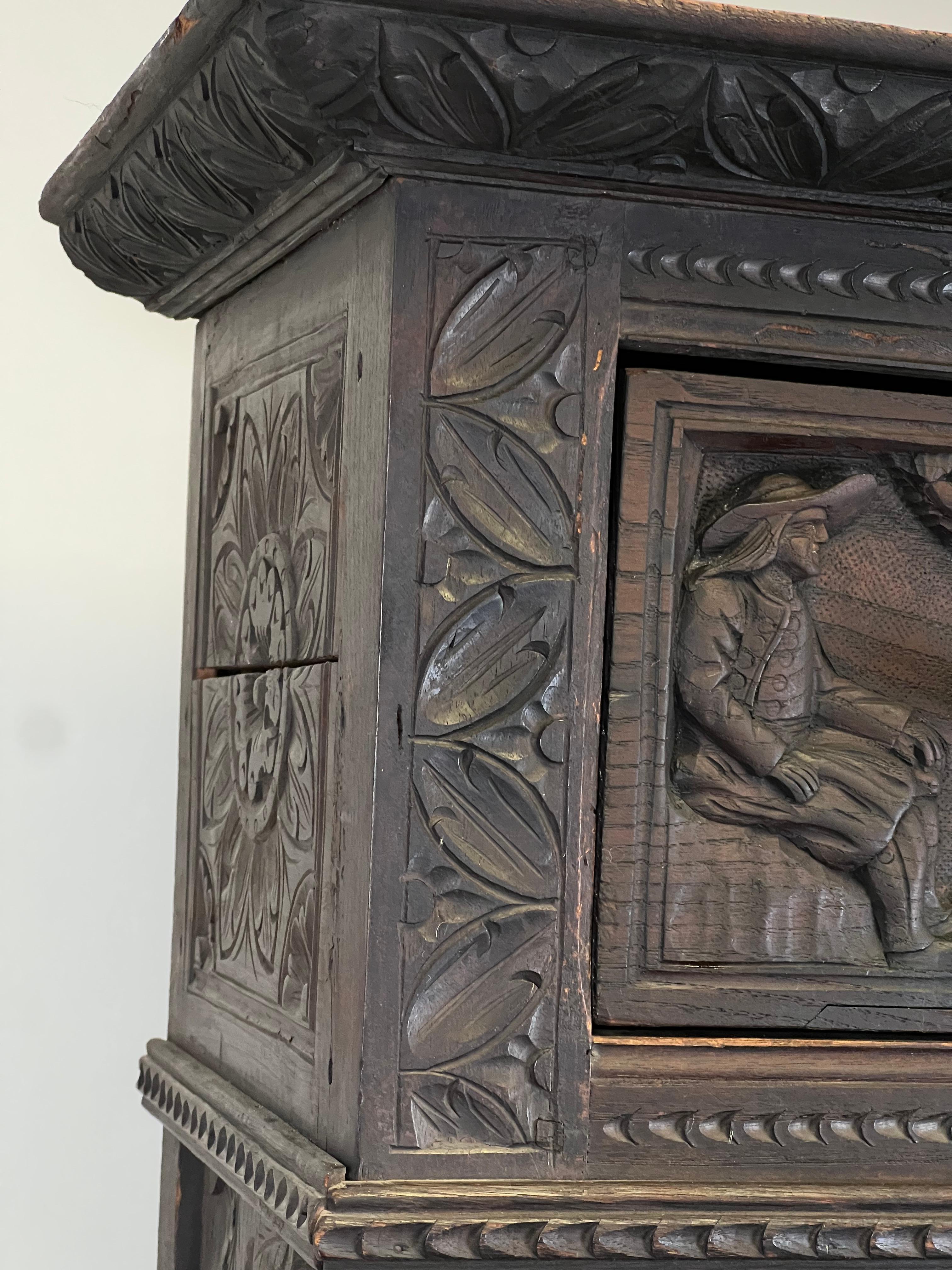 Antique French Neo-Gothic Black Walnut Monk's Bench c. Mitte des 19. Jahrhunderts im Angebot 3