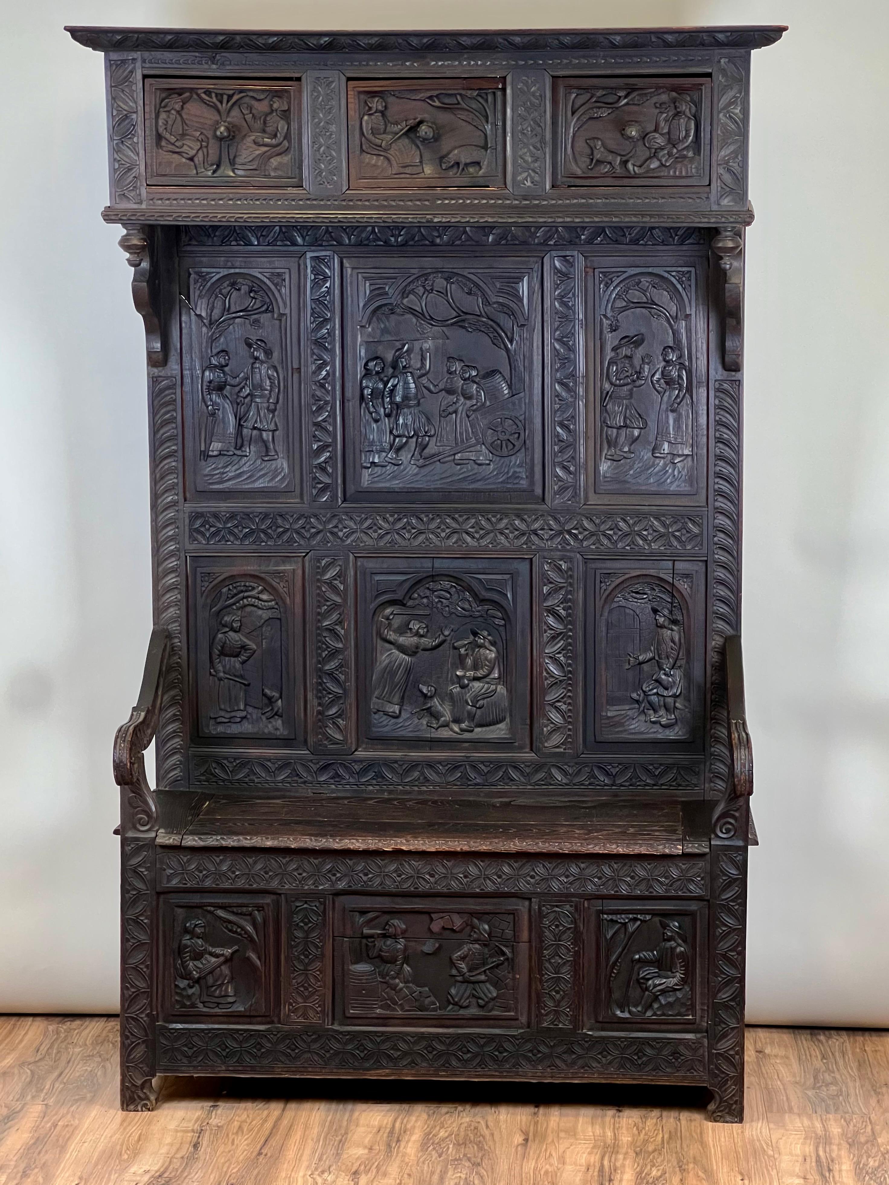 Diese markante französische Mönchsbank im neugotischen Stil aus der Mitte des 19. Jahrhunderts ist ein Beispiel für exquisite Handwerkskunst aus schwarzem Nussbaum. Das Stück ist mit komplizierten Schnitzereien verziert, die eine Reihe von