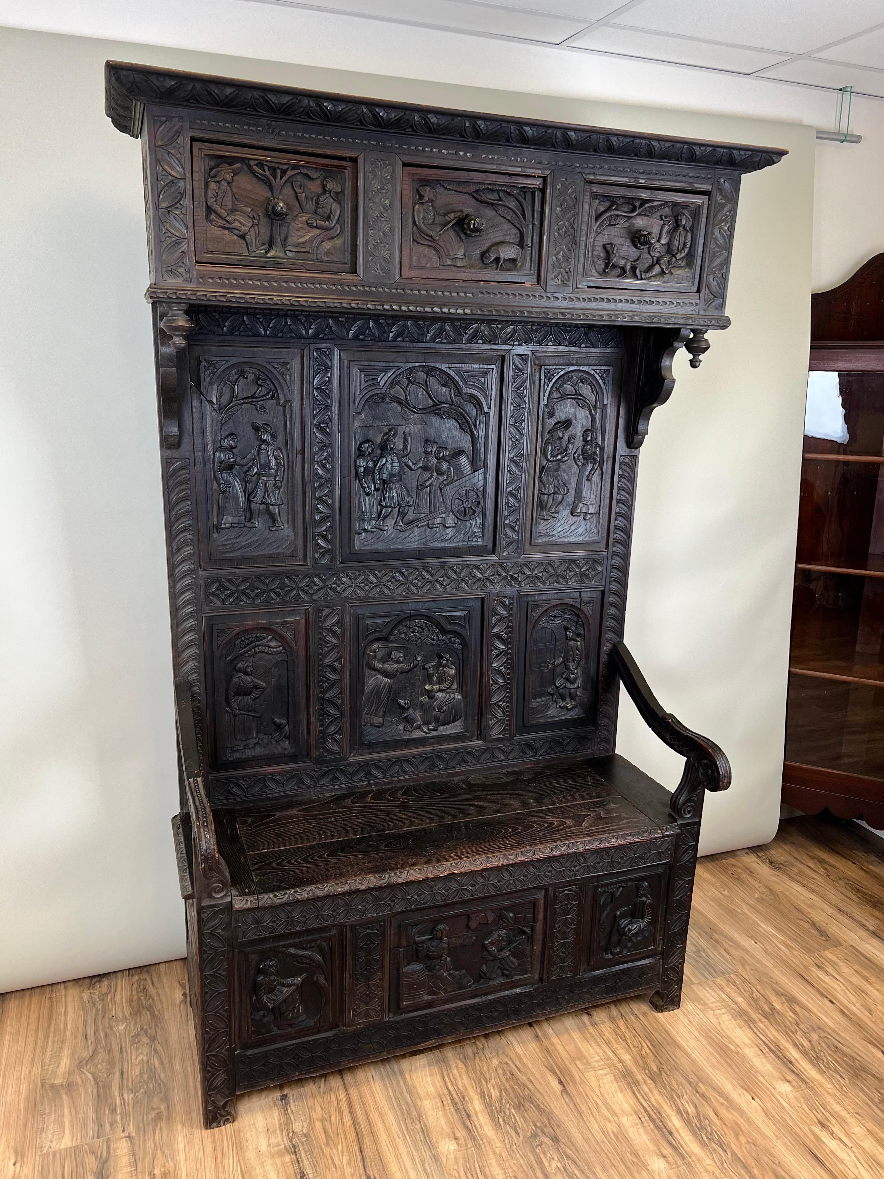 Antique French Neo-Gothic Black Walnut Monk's Bench c. Mitte des 19. Jahrhunderts (Neugotik) im Angebot