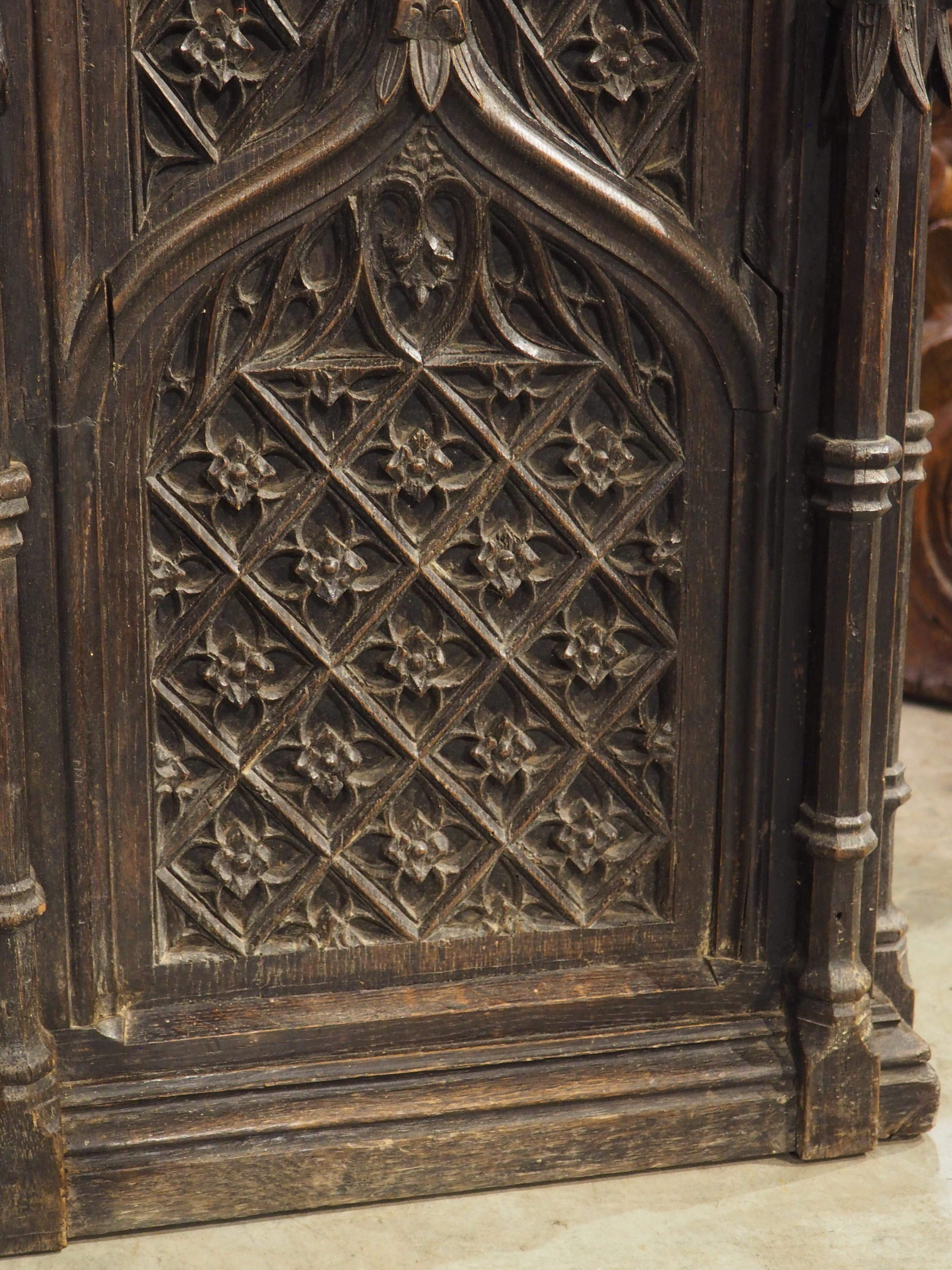 Antico baule francese neogotico intagliato a mano in Oak, XIX secolo e precedenti in vendita 4