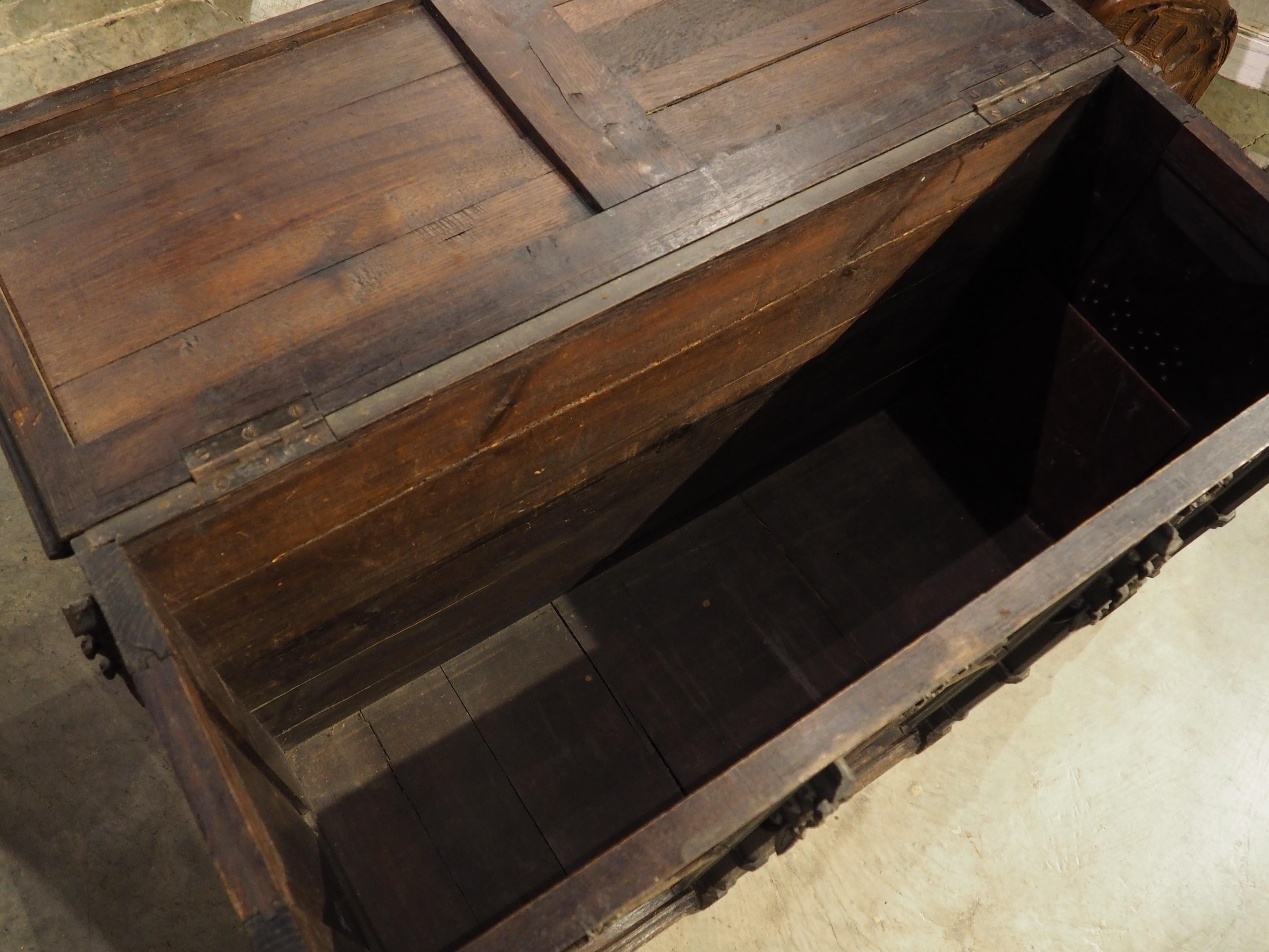Antico baule francese neogotico intagliato a mano in Oak, XIX secolo e precedenti in vendita 5