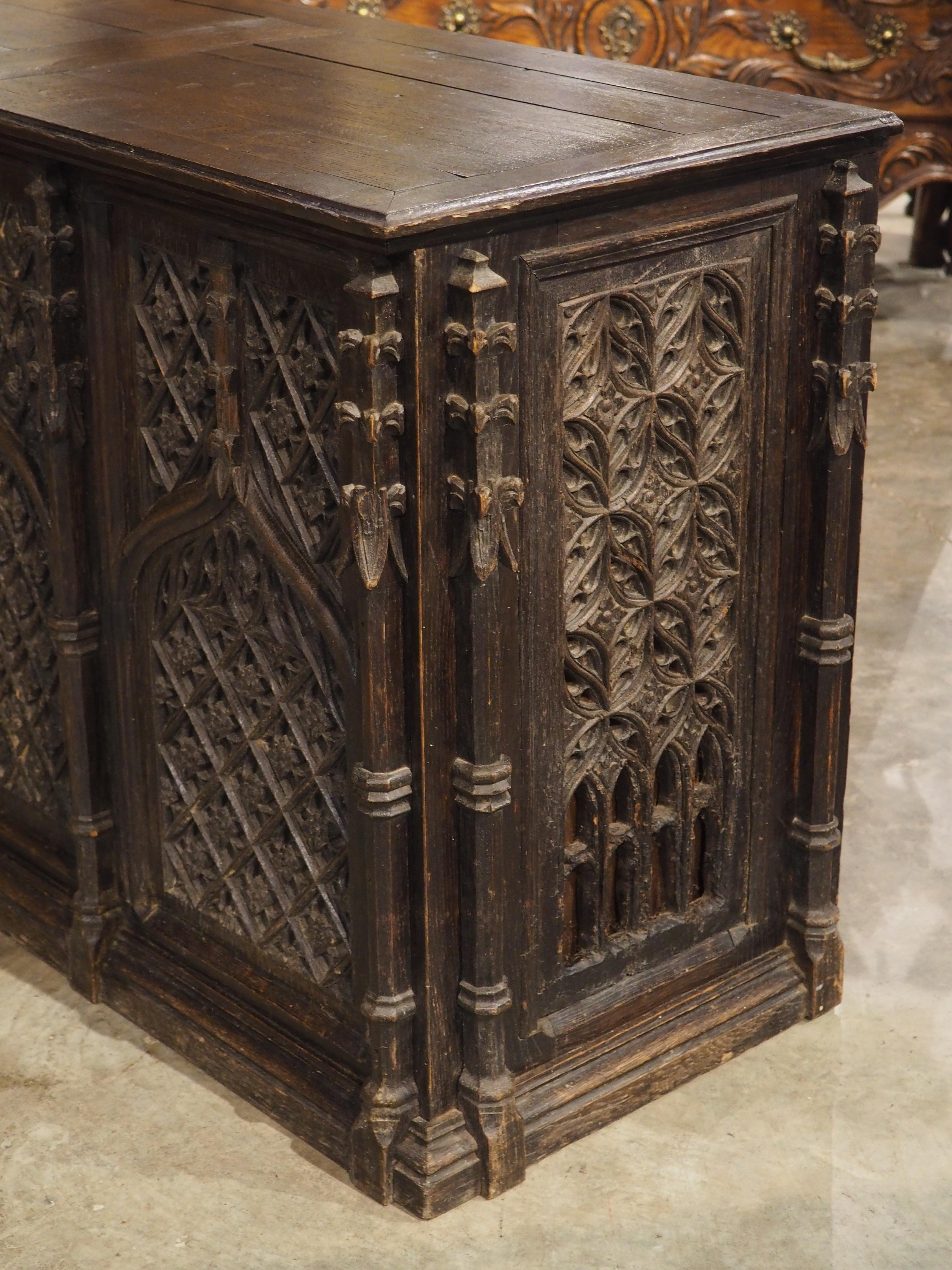Antico baule francese neogotico intagliato a mano in Oak, XIX secolo e precedenti in vendita 7