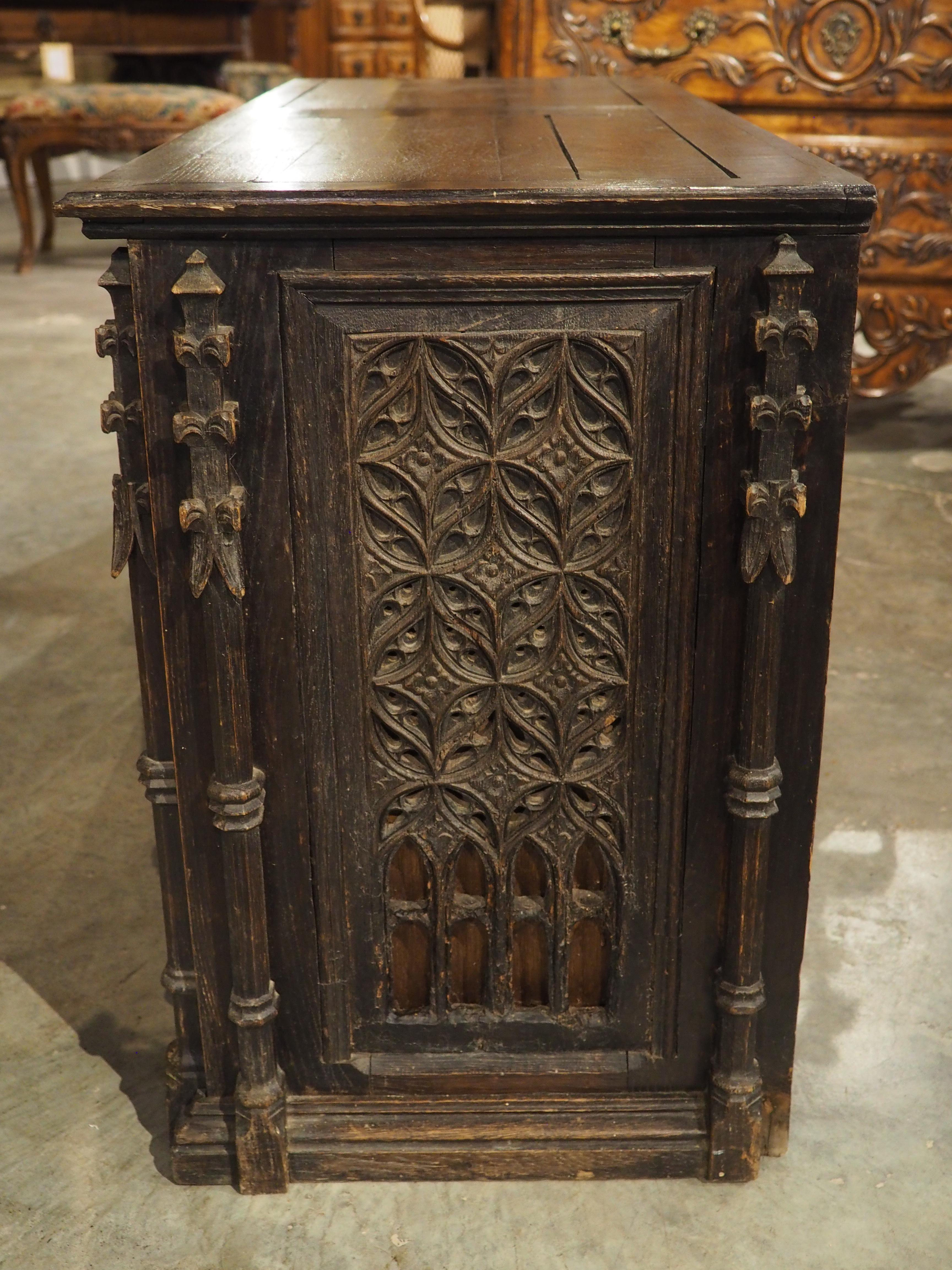 Antico baule francese neogotico intagliato a mano in Oak, XIX secolo e precedenti in vendita 8