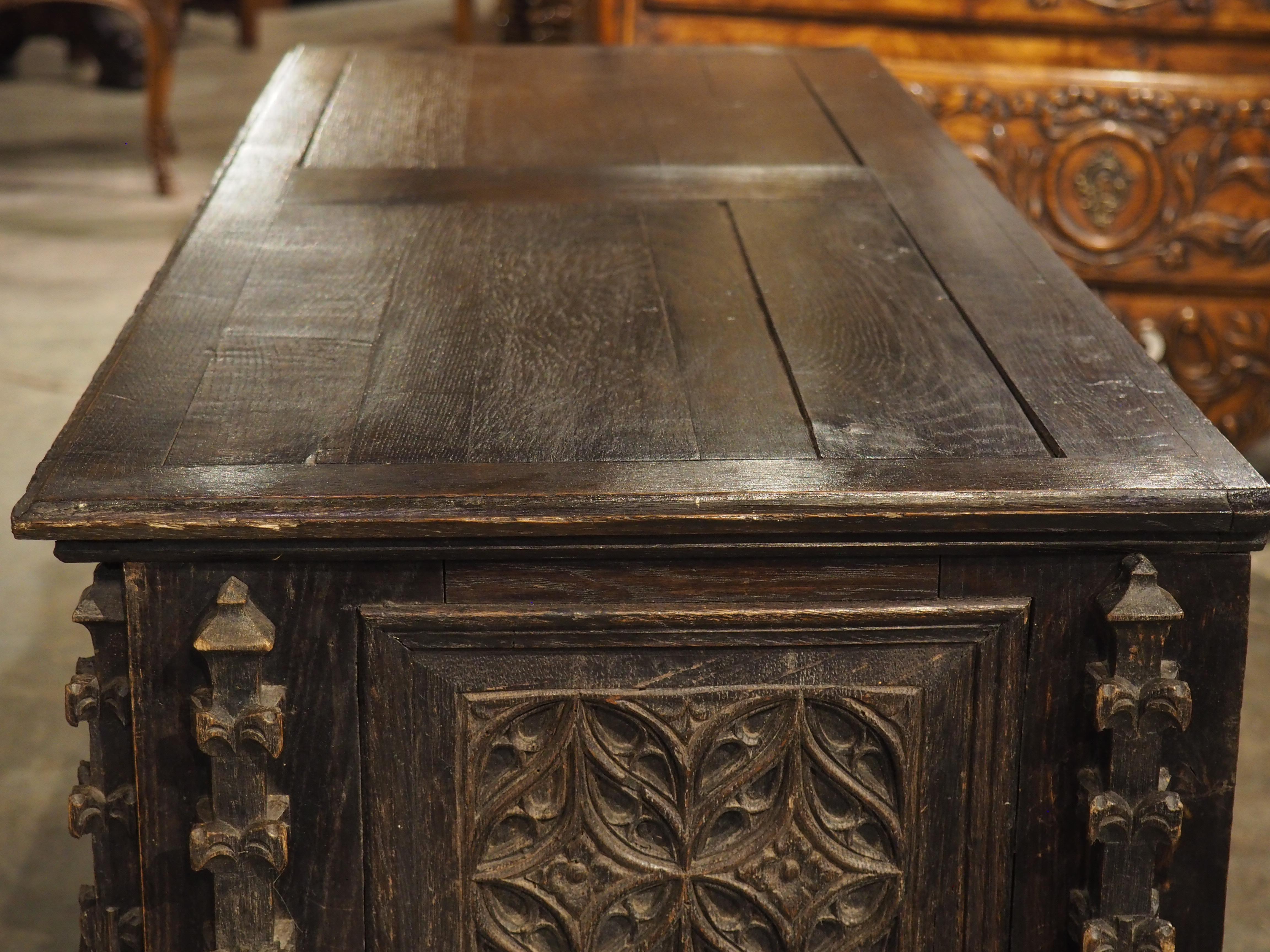 Antico baule francese neogotico intagliato a mano in Oak, XIX secolo e precedenti in vendita 9