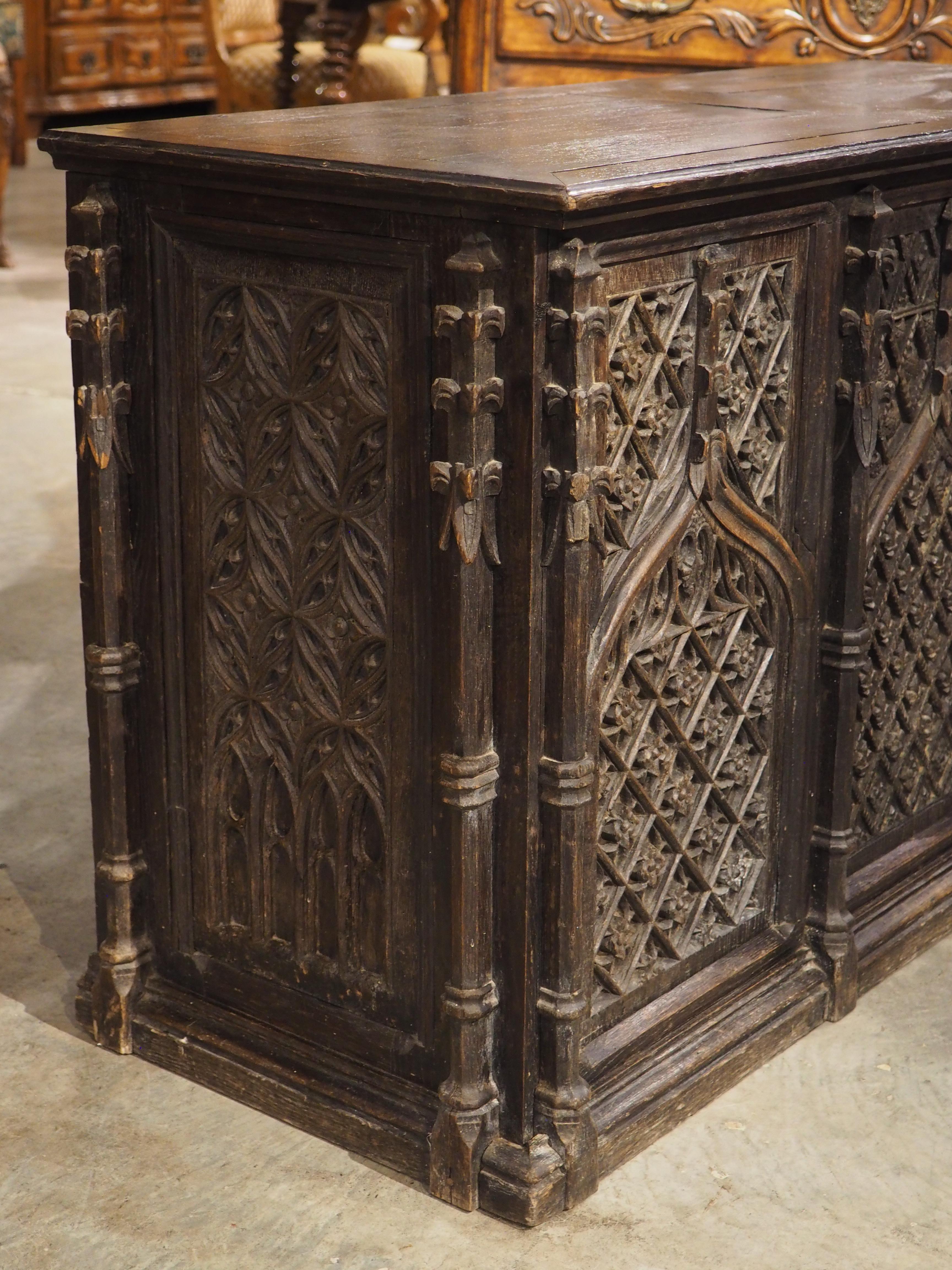 Antico baule francese neogotico intagliato a mano in Oak, XIX secolo e precedenti in vendita 12