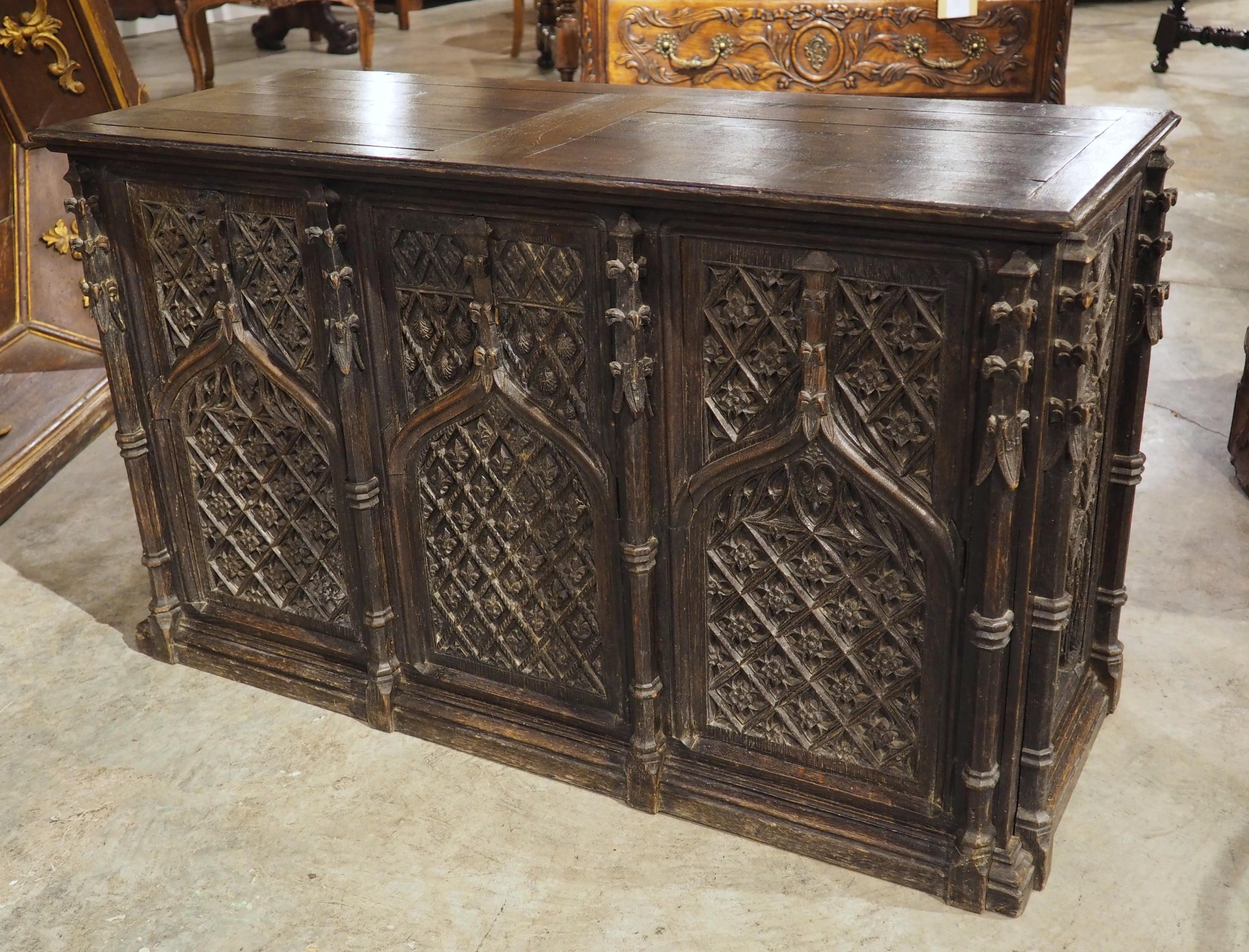 Antico baule francese neogotico intagliato a mano in Oak, XIX secolo e precedenti in vendita 14