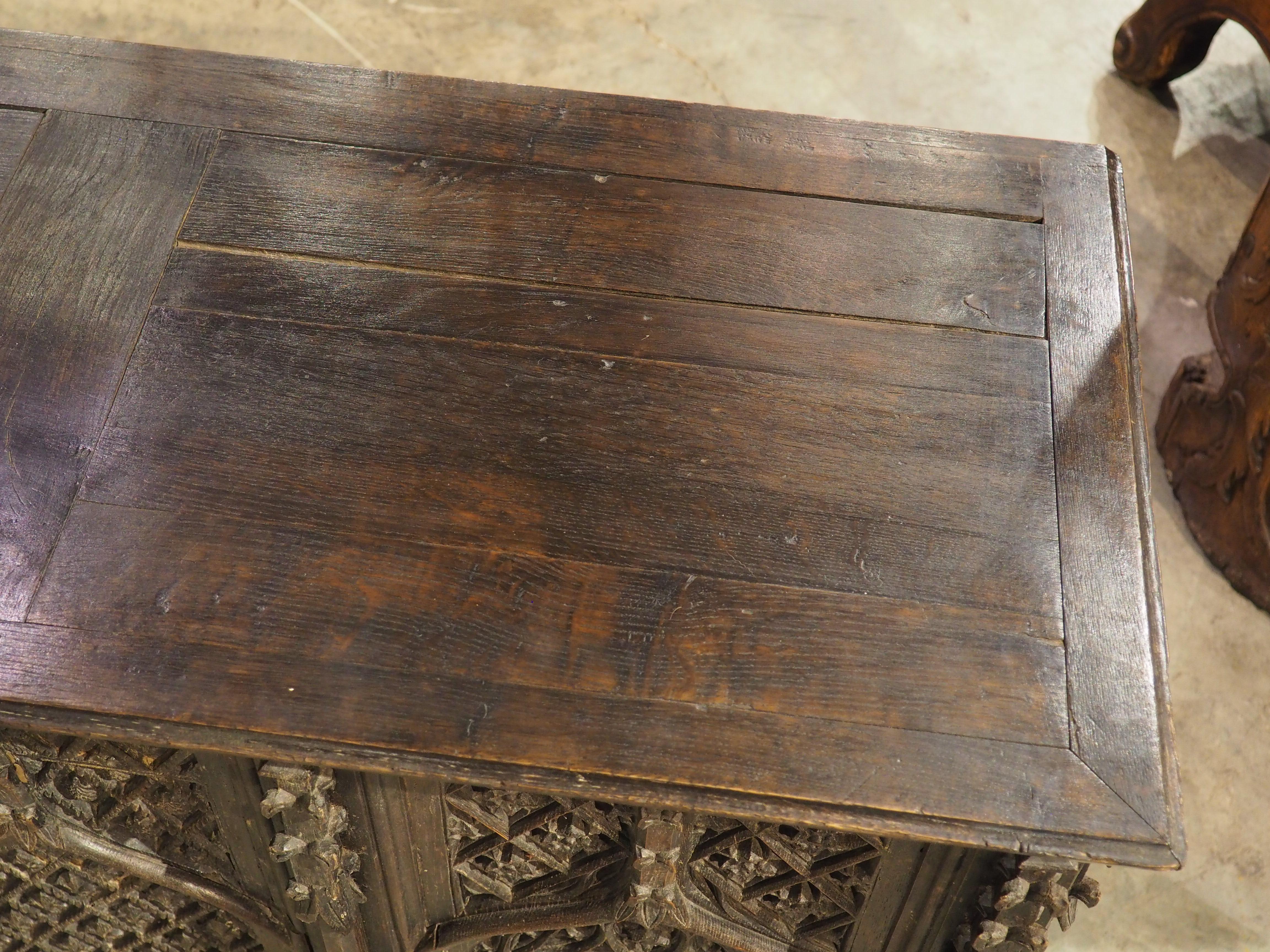 Gotico Antico baule francese neogotico intagliato a mano in Oak, XIX secolo e precedenti in vendita