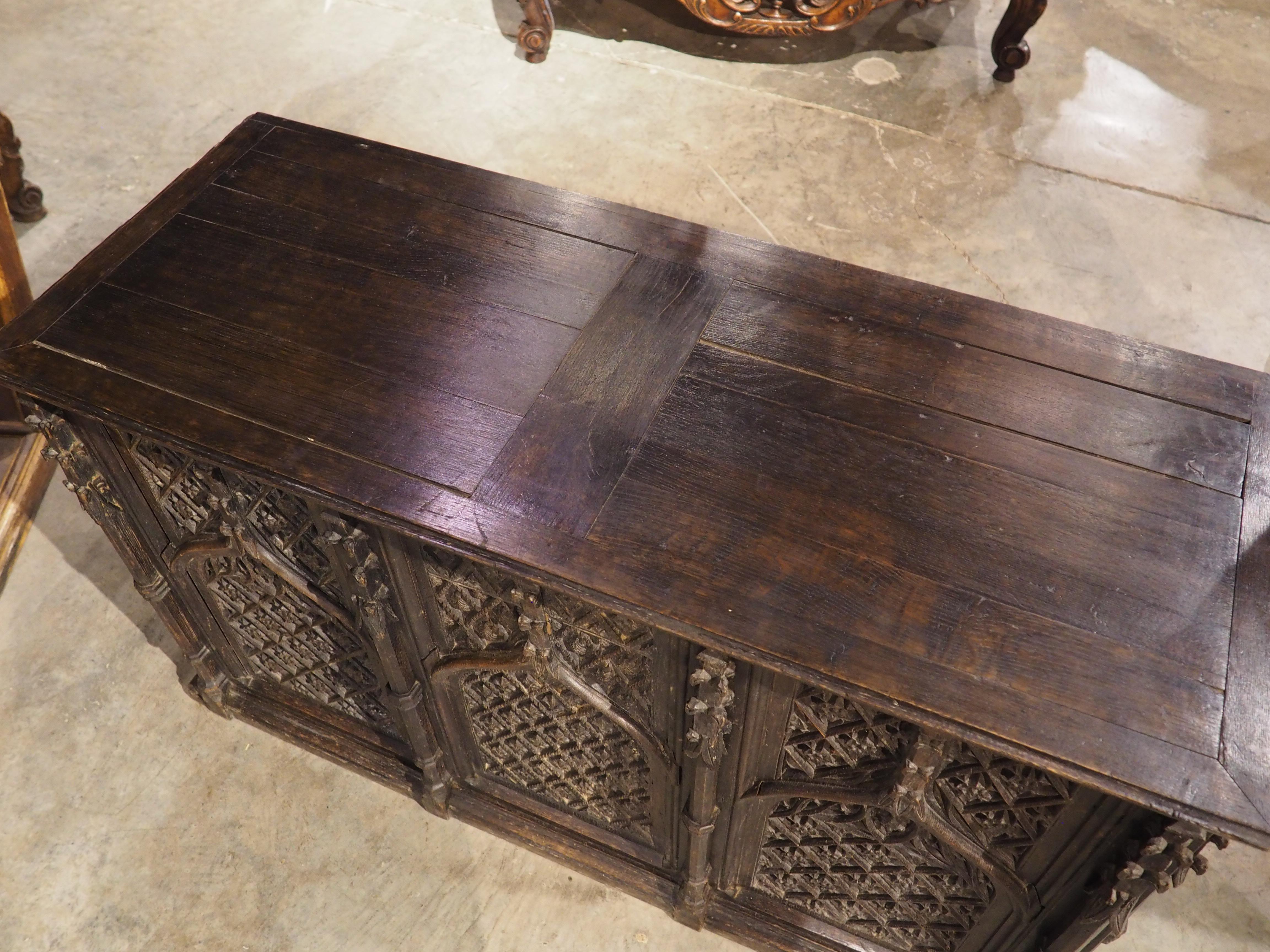 Francese Antico baule francese neogotico intagliato a mano in Oak, XIX secolo e precedenti in vendita