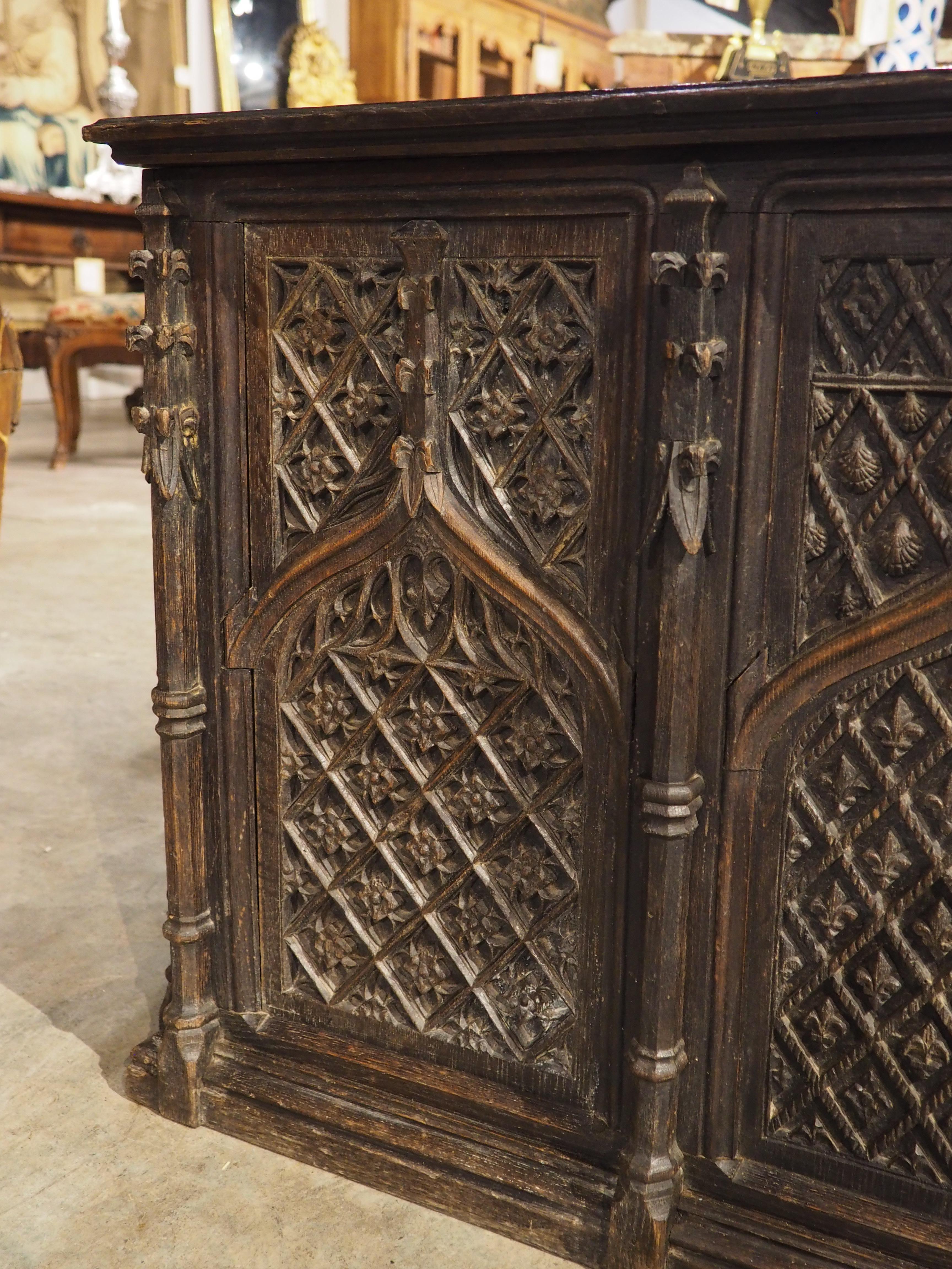 Antico baule francese neogotico intagliato a mano in Oak, XIX secolo e precedenti In condizioni buone in vendita a Dallas, TX