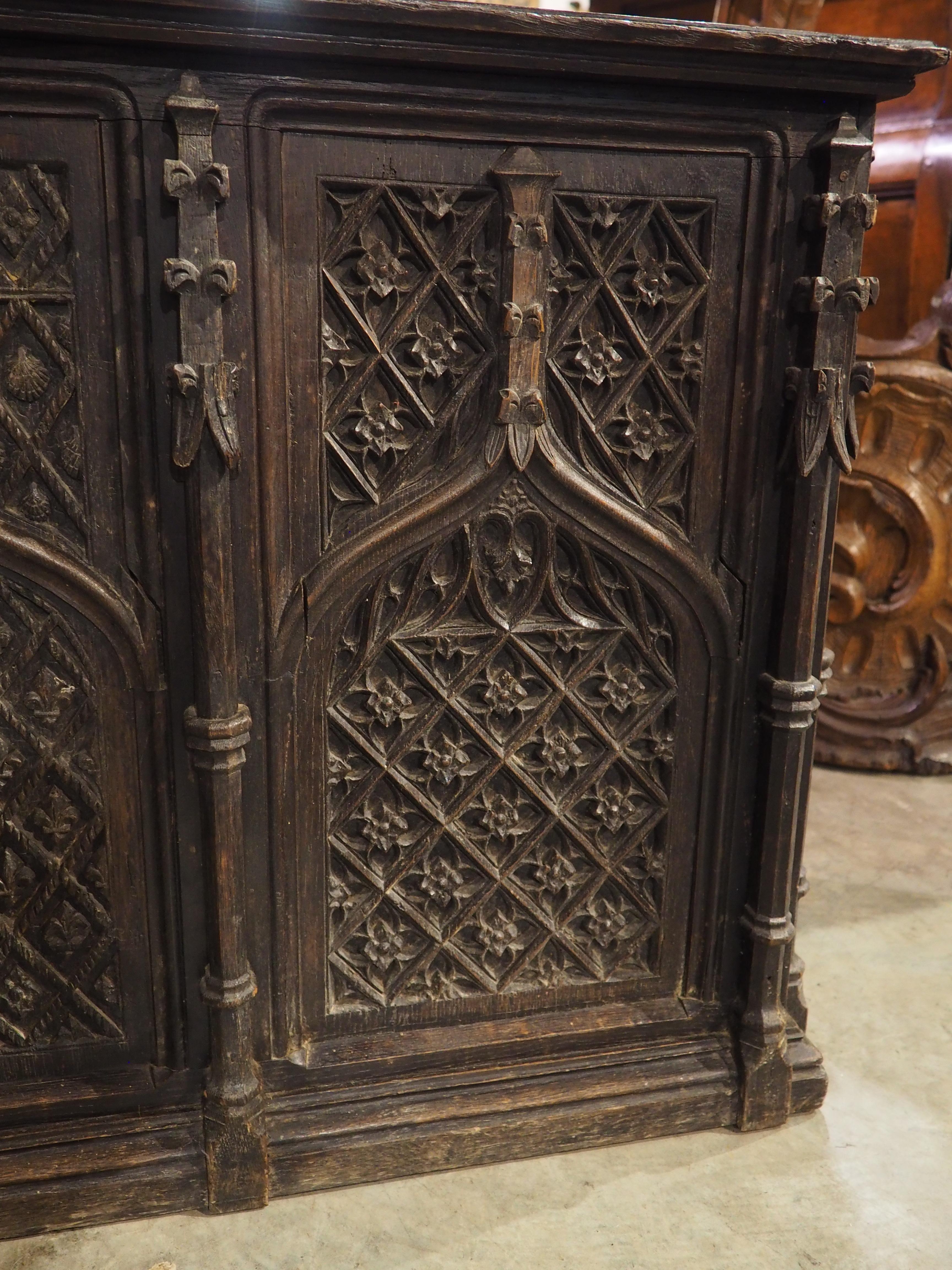 Legno Antico baule francese neogotico intagliato a mano in Oak, XIX secolo e precedenti in vendita