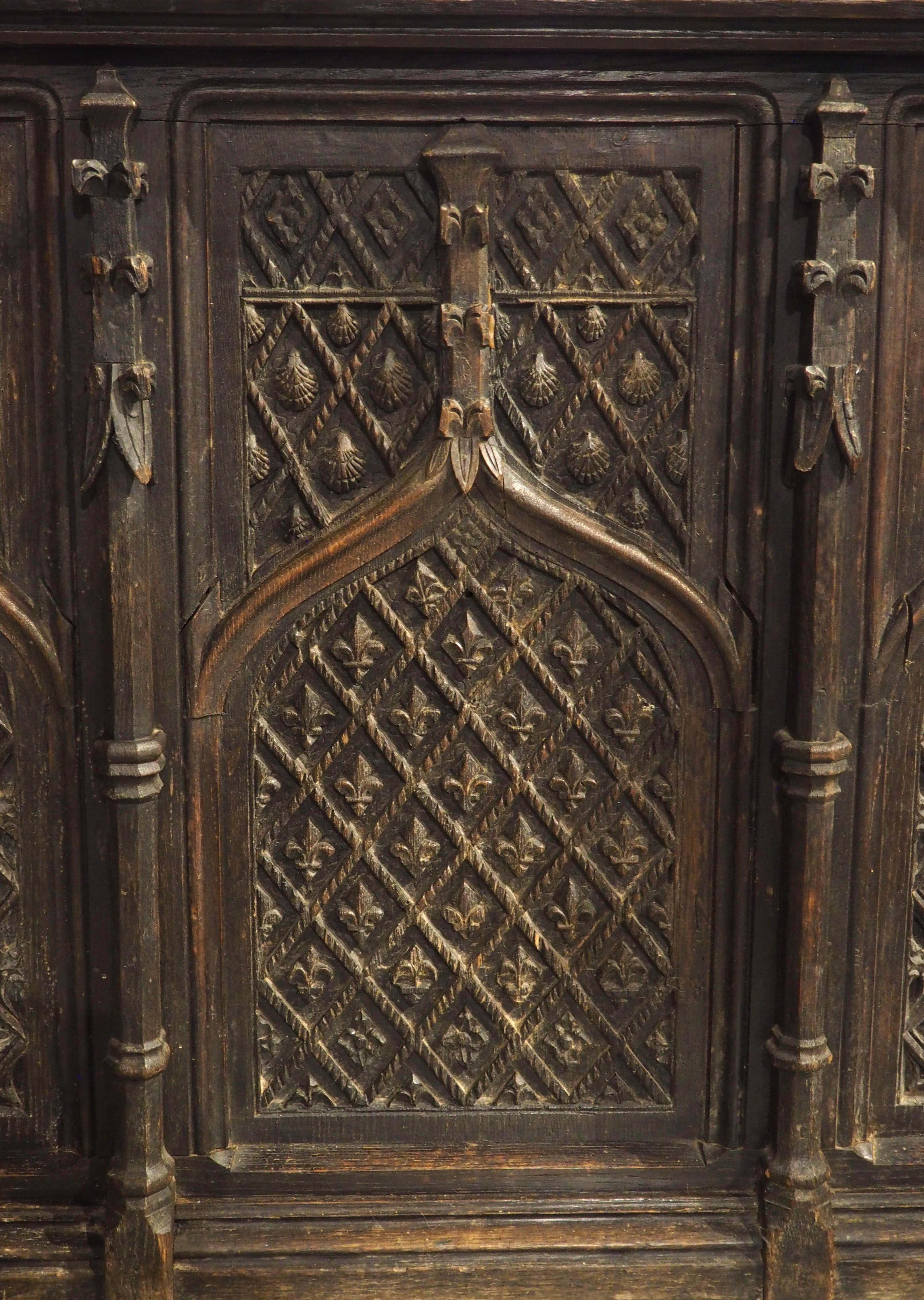 Antico baule francese neogotico intagliato a mano in Oak, XIX secolo e precedenti in vendita 1