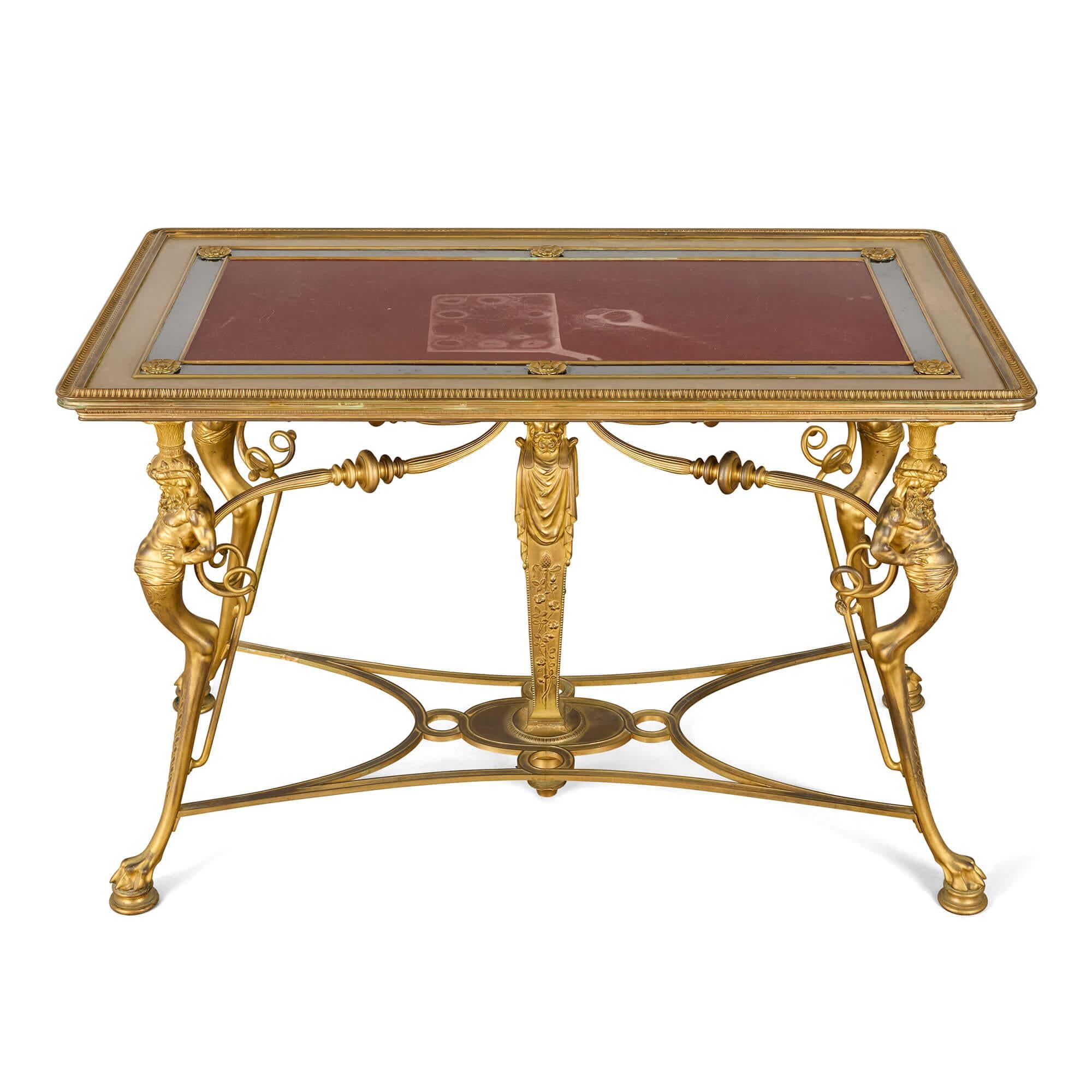 Antique French Neo-Grec tavolo da centro in marmo e bronzo dorato di Barbedienne 
Francese, fine del XIX secolo 
Altezza 83cm, larghezza 126cm, profondità 72cm

Questo superbo tavolo da centro del XIX secolo è opera dell'illustre fonderia