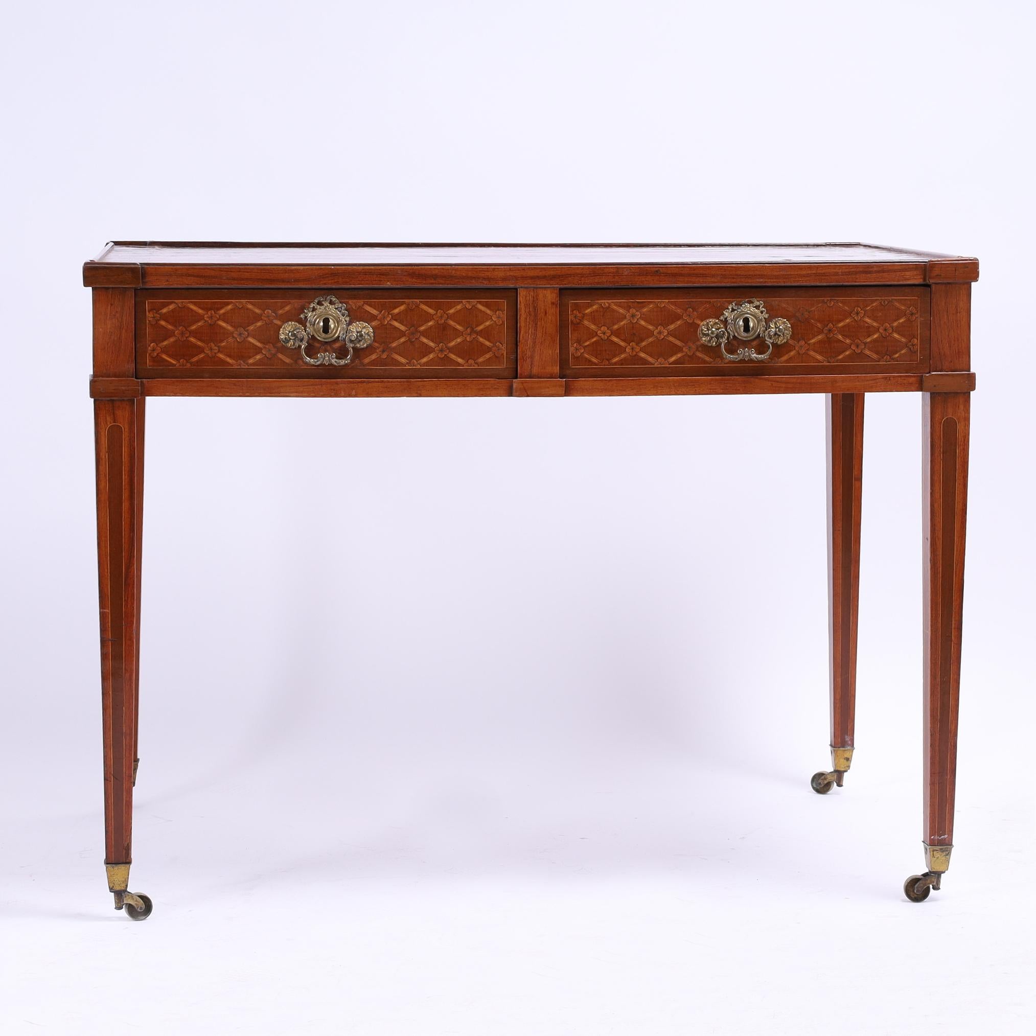 Precioso escritorio francés del siglo XIX de la época de la Restauración, hecho a mano en maderas exóticas como caoba y nogal, con tablero de cuatro paneles de madera de olmo sobre una caja con dos cajones, incrustaciones florales y herrajes de