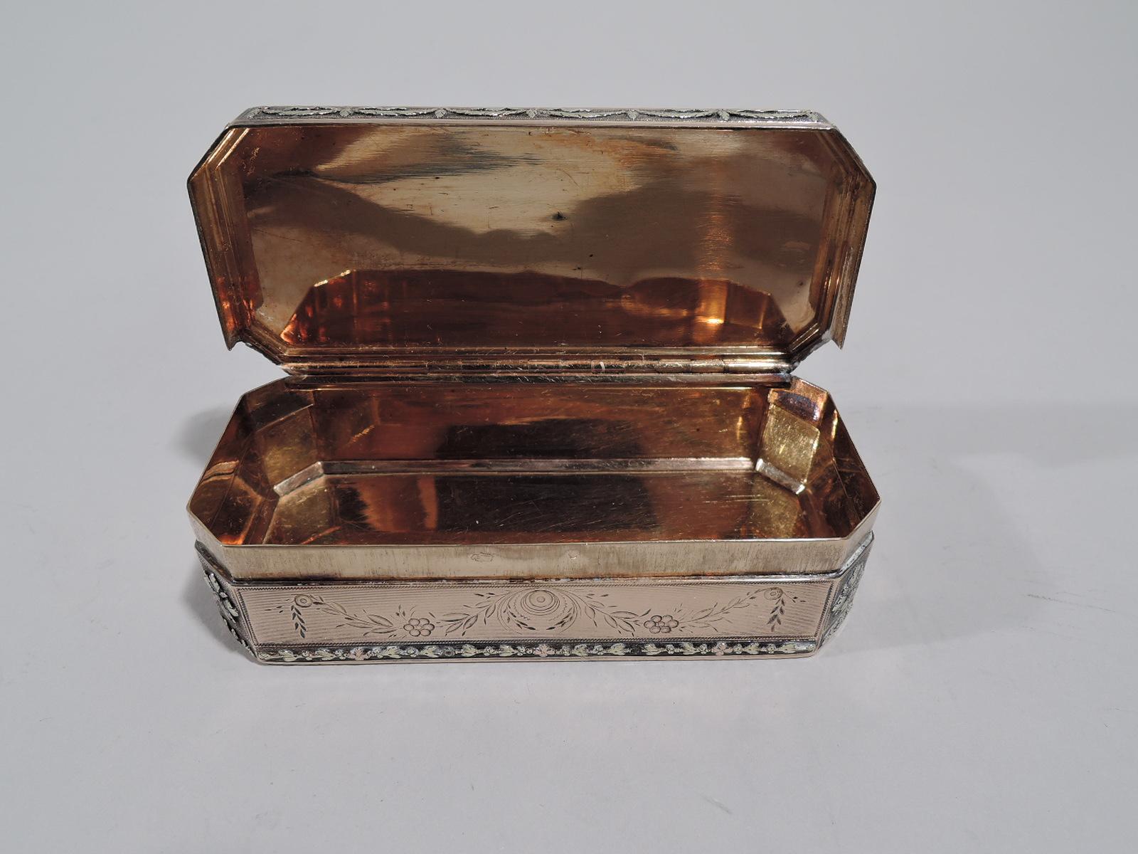 Antique French Neoclassical 18 Karat Gold Snuffbox with Bright-Cut Ornament 3